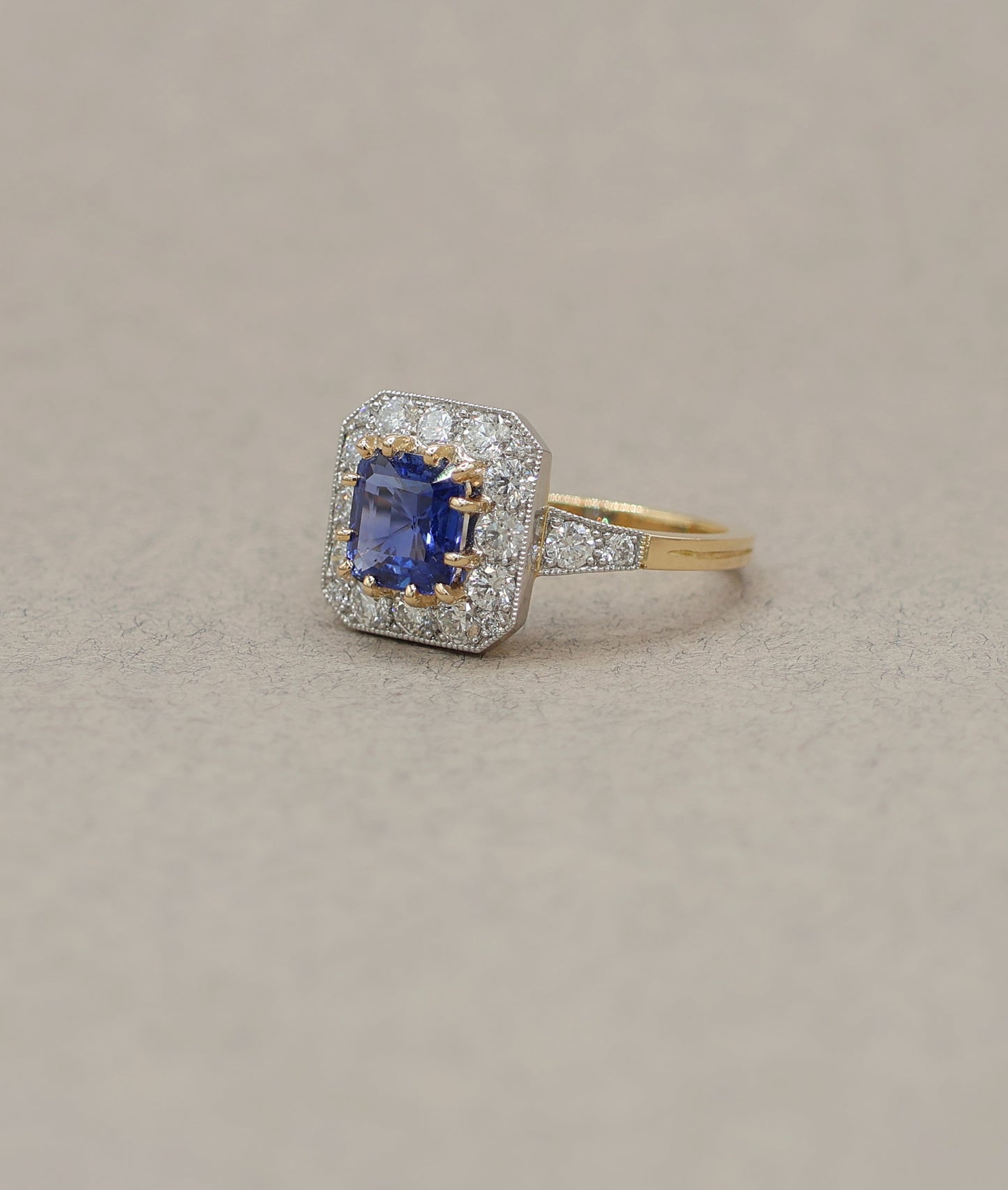 Bague entourage moderne saphir et diamants 