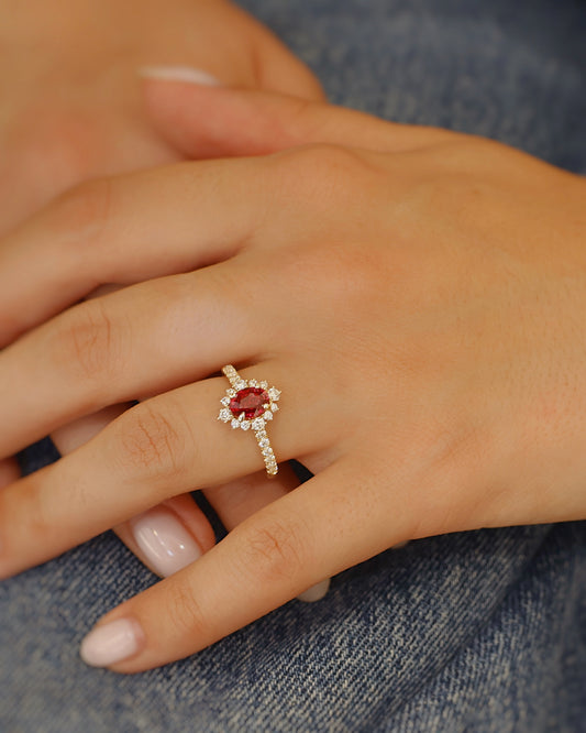 Bague de fiançailles rubis et diamants or jaune 18K
