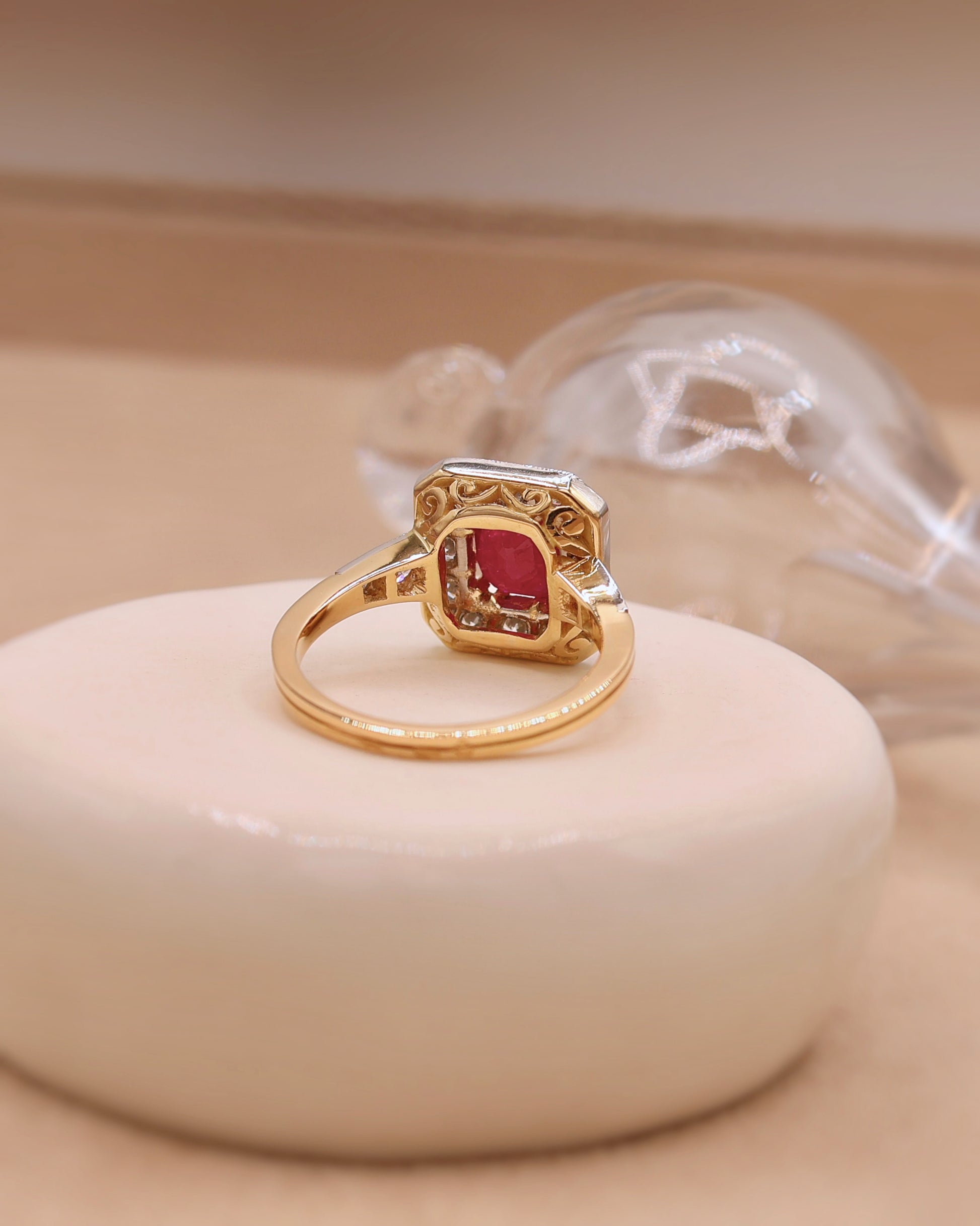 Bague entourage rubis or jaune 18K