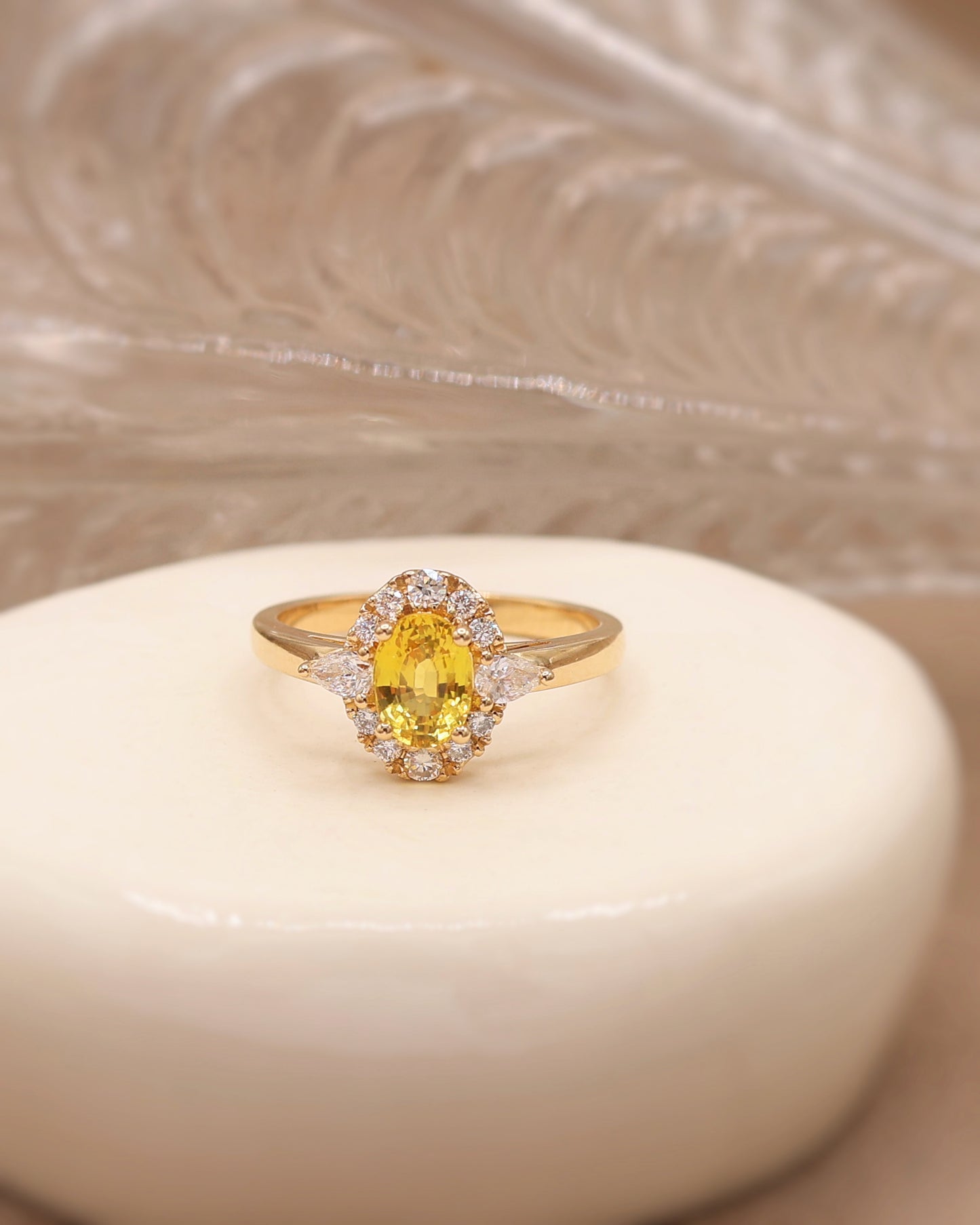 Bague entourage saphir jaune et diamants or 18K