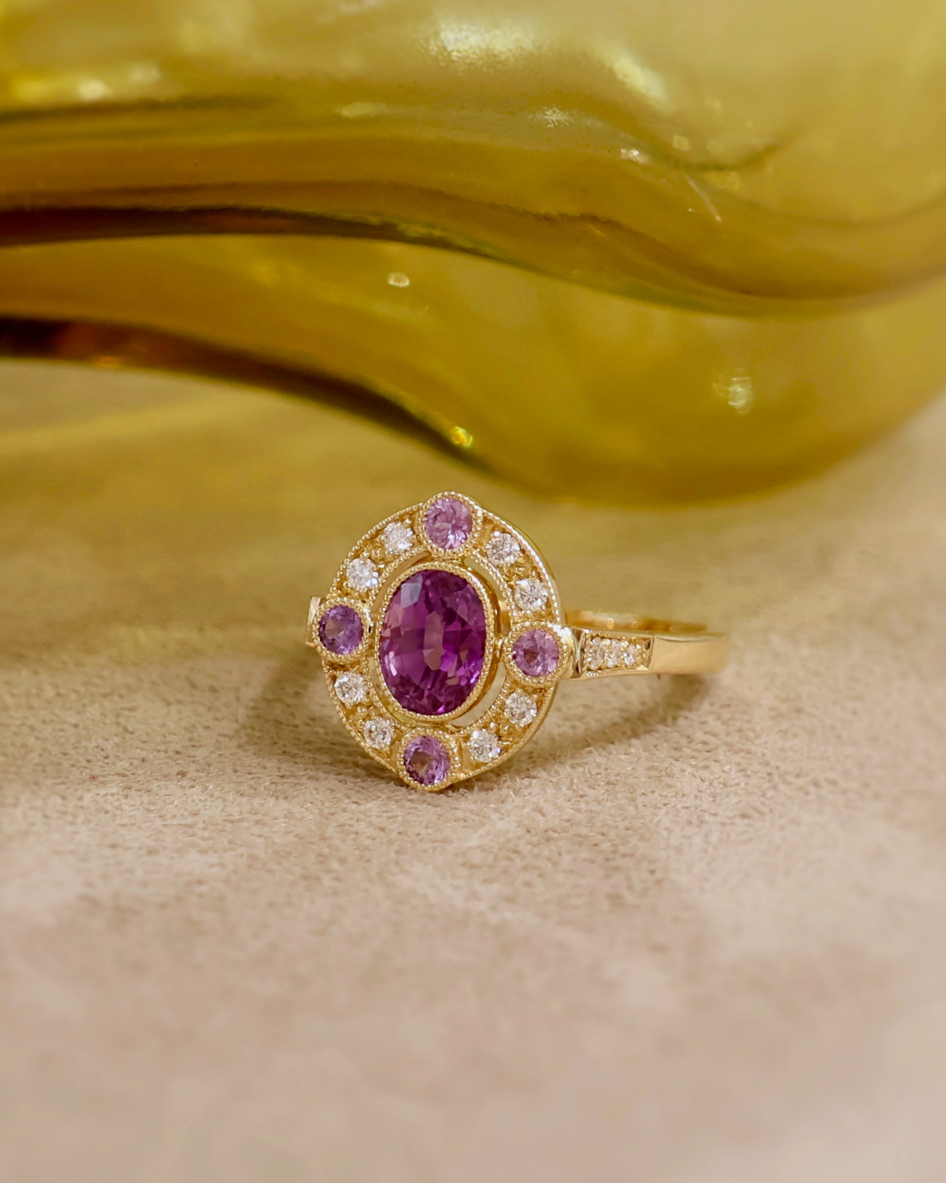 Bague entourage saphir violet diamants or jaune 18K