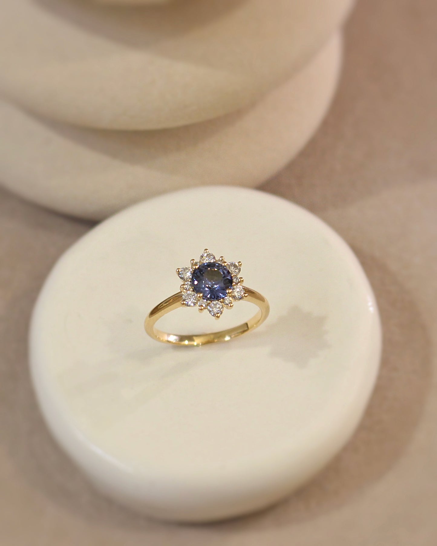 Bague entourage spinelle halo de diamants  