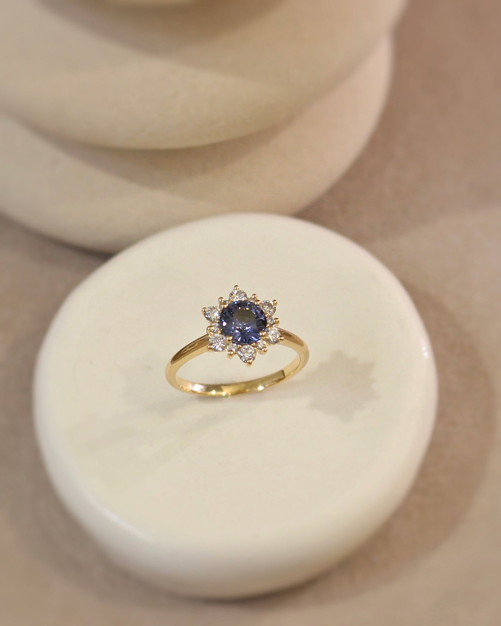 Bague entourage spinelle halo de diamants  