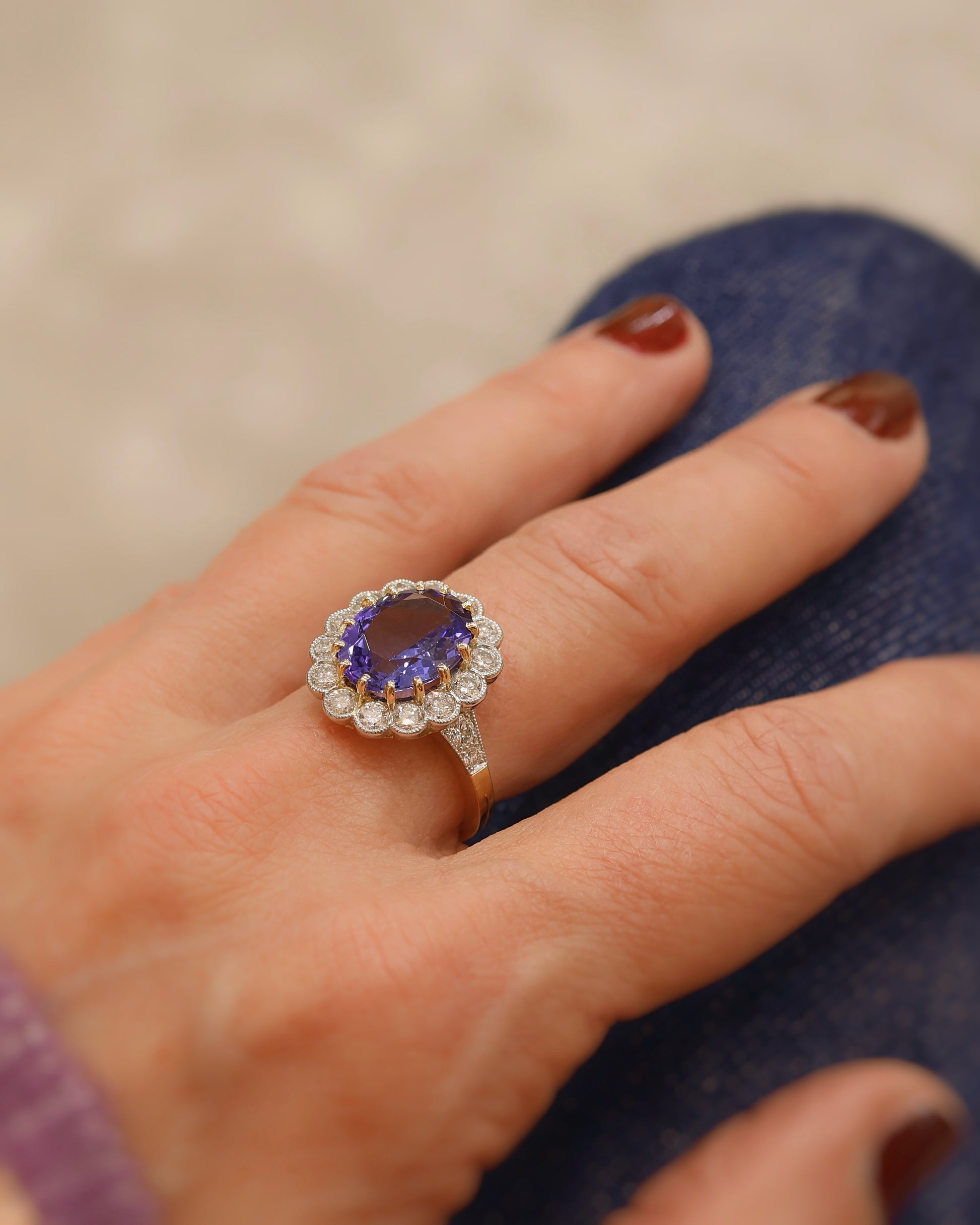 Bague entourage style pompadour tanzanite et diamants or 18K