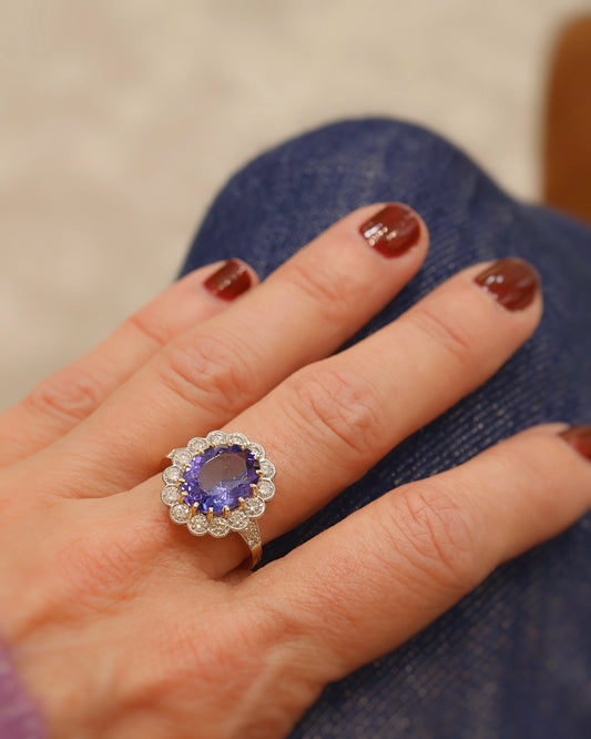 Bague entourage tanzanite ovale et diamants or jaune 18K