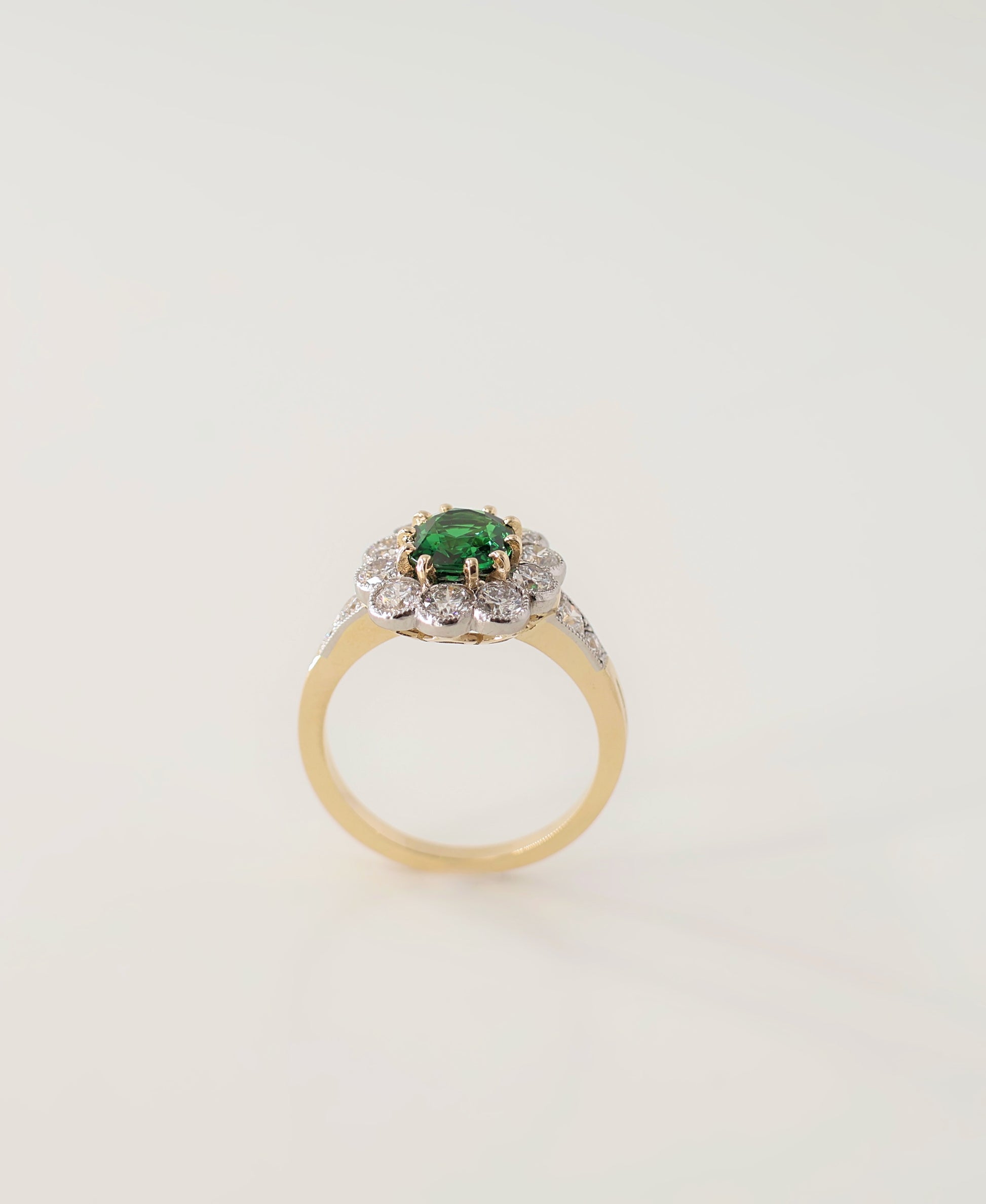 Bague entourage tsavorite et diamants or jaune platine