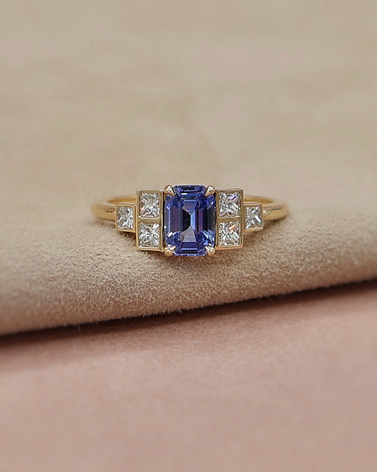 Bague de demande en mariage composée d'un saphir bleu et diamants taille princesse - or 18K