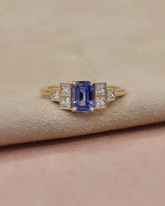 Bague de demande en mariage composée d'un saphir bleu et diamants taille princesse - or 18K