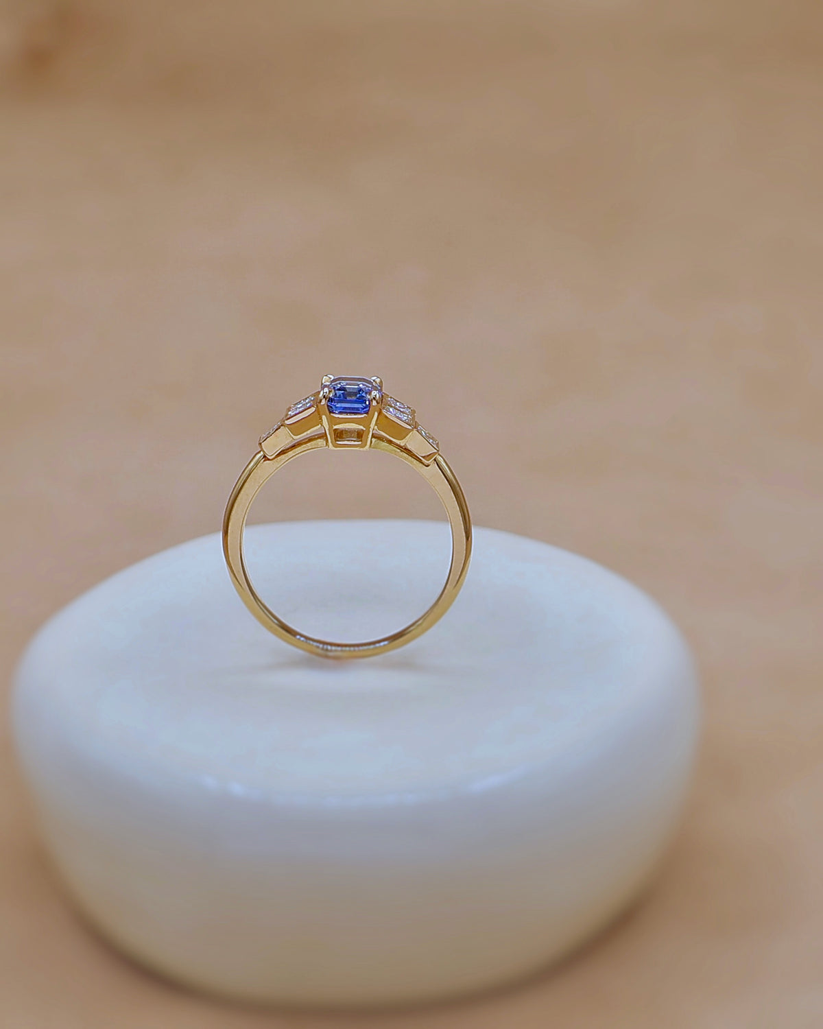 Bague escalier saphir bleu et diamants or jaune 18K