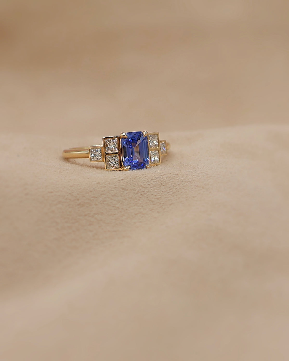 Bague escalier saphir bleu taille emeraude et diamants or 18K