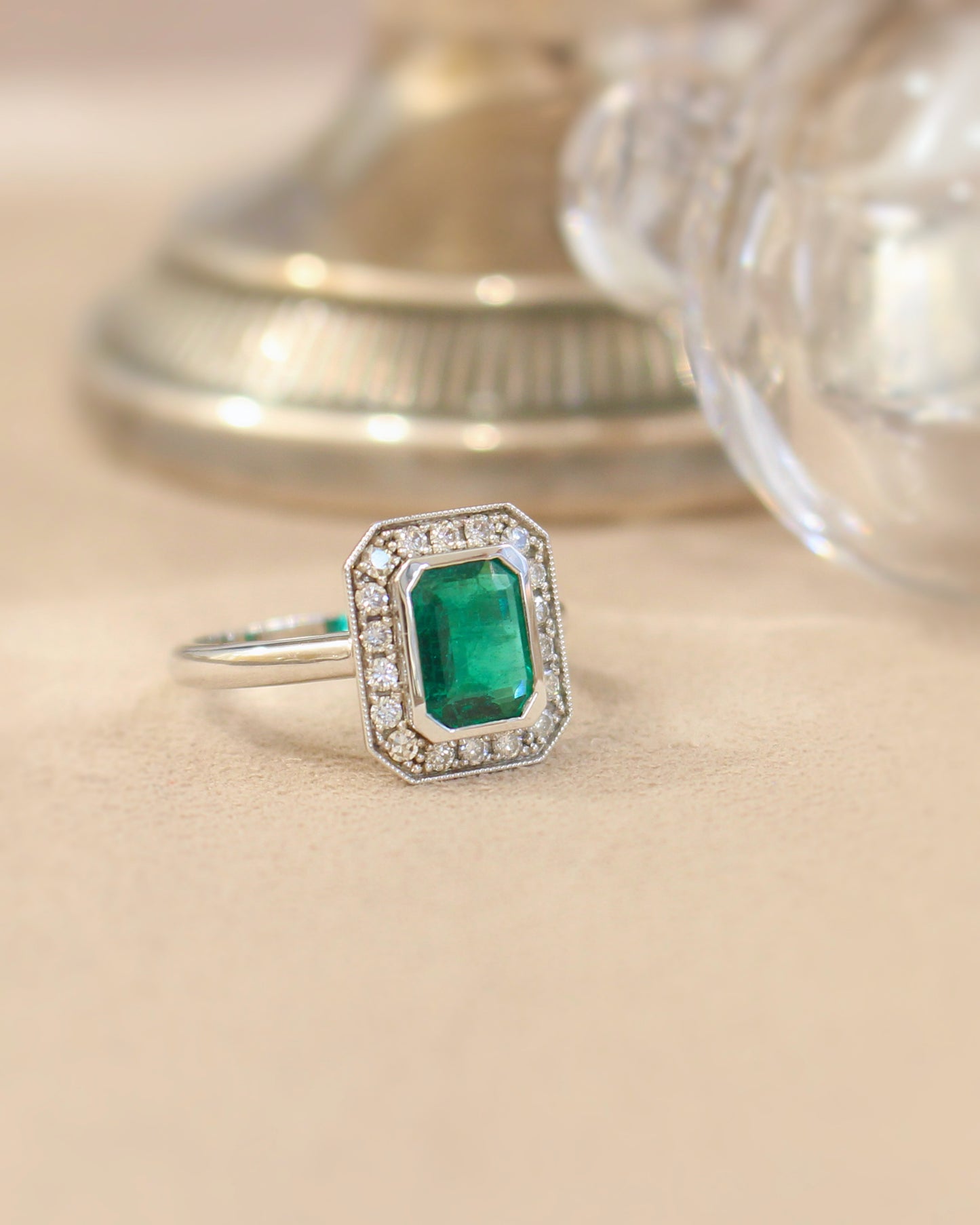 bague esprit art déco avec une émeraude et des diamants taille brillant-monture en or blanc