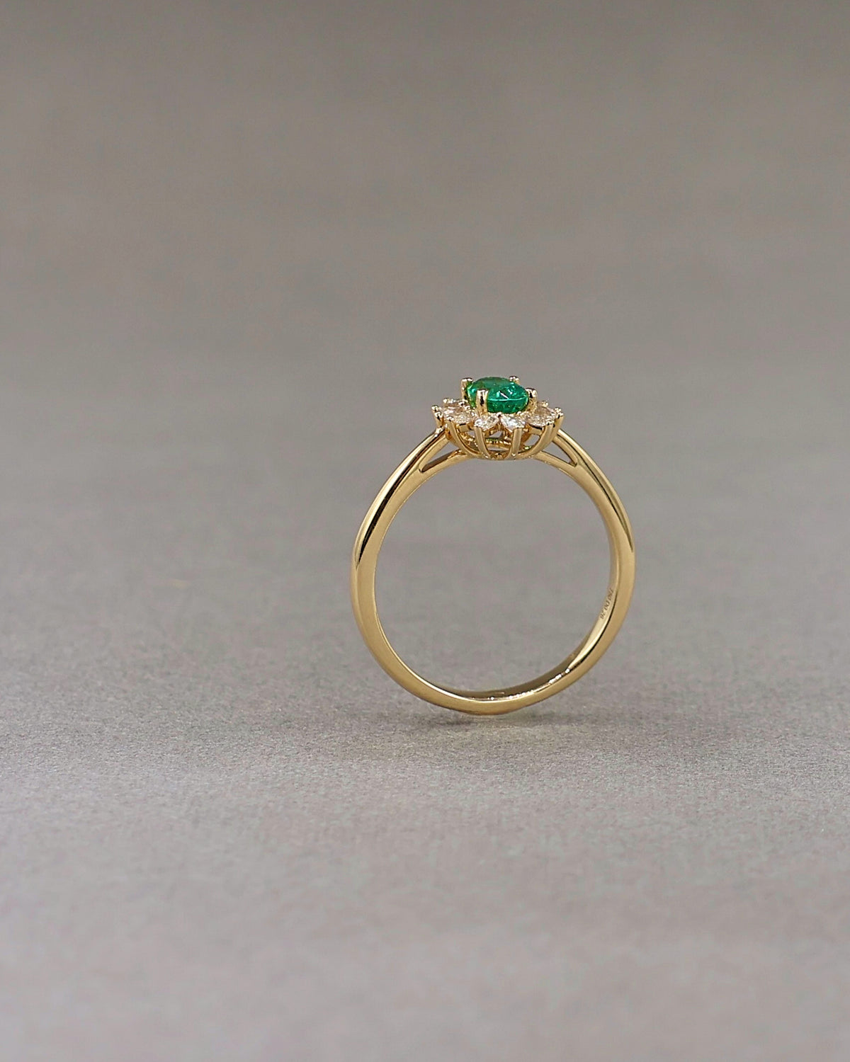 Bague fleur emeraude entourage diamants taille poire or 18K