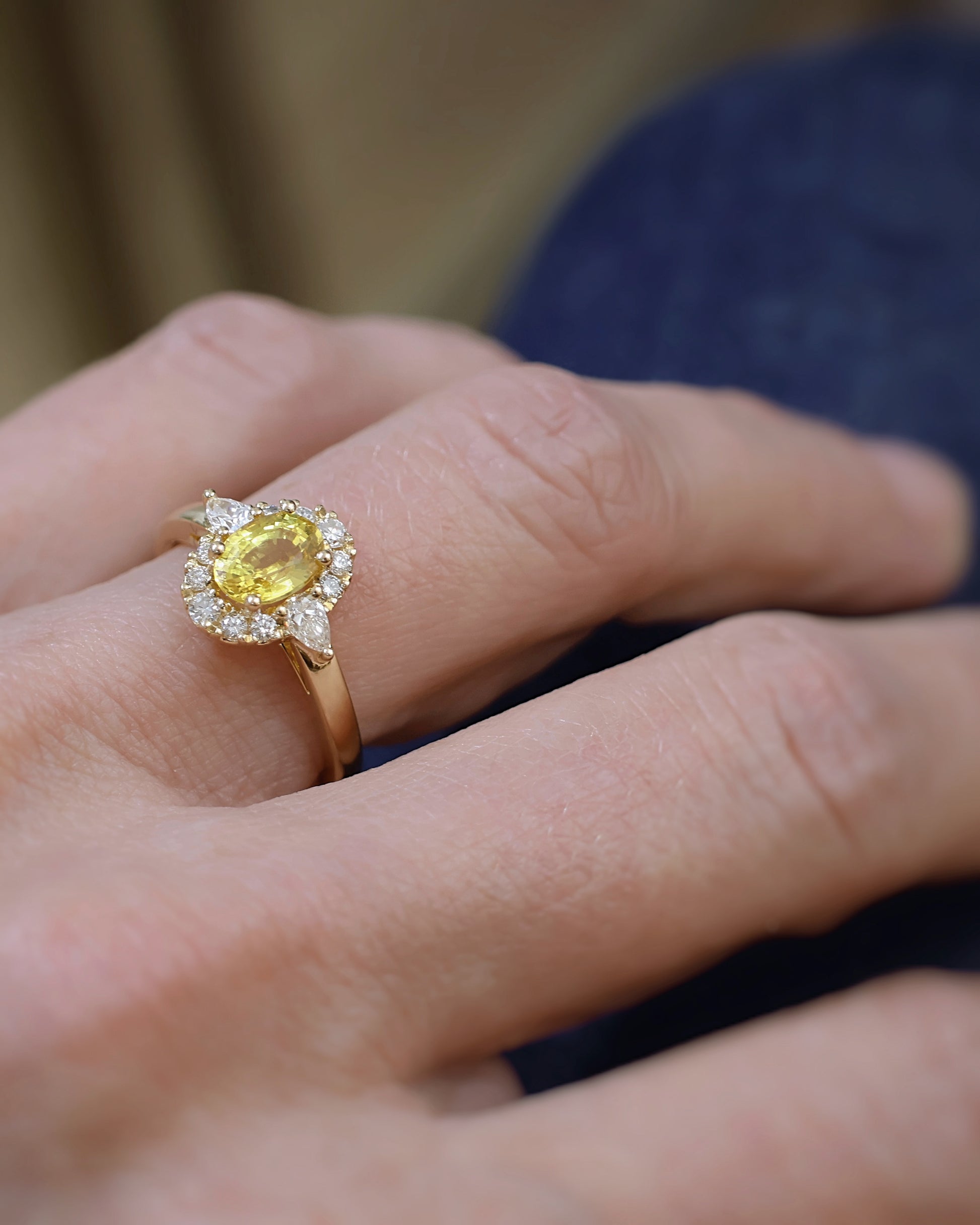Bague de fiançailles saphir jaune ovale t diamants