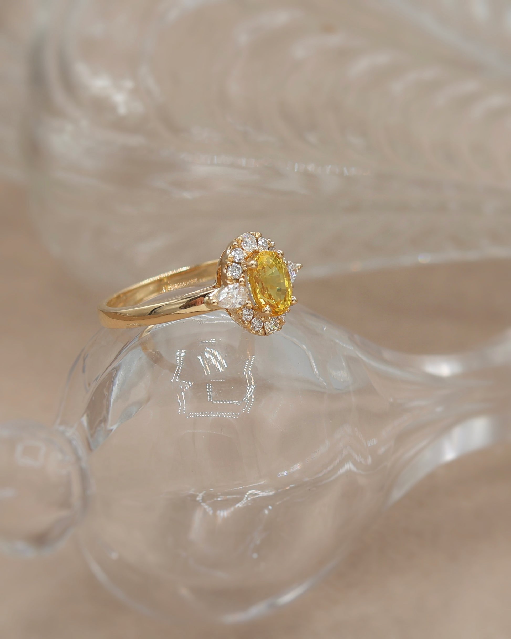 Bague de demande en mariage saphir jaune et diamants