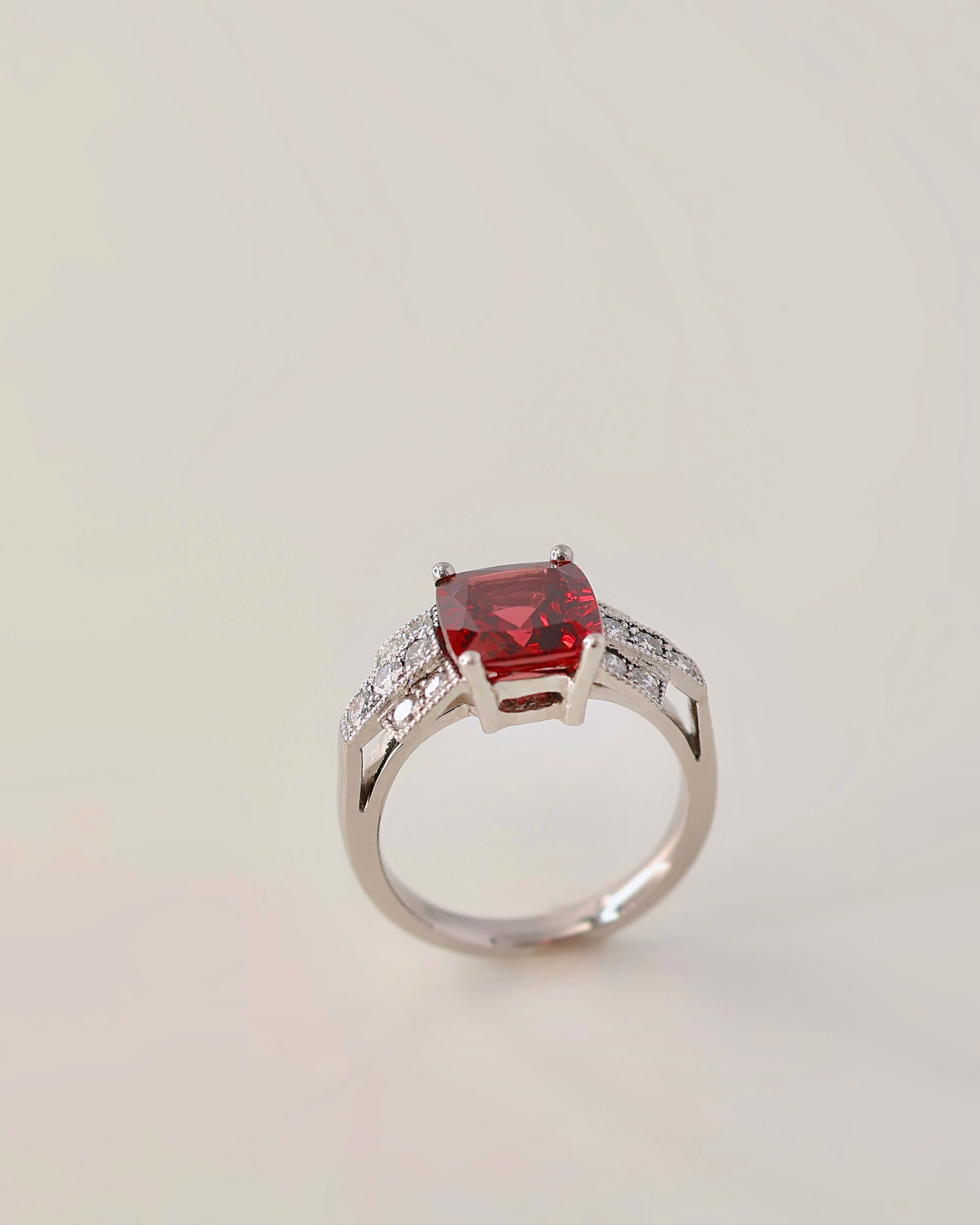 Bague inspiration Art deco rhodolite et diamants sur platine