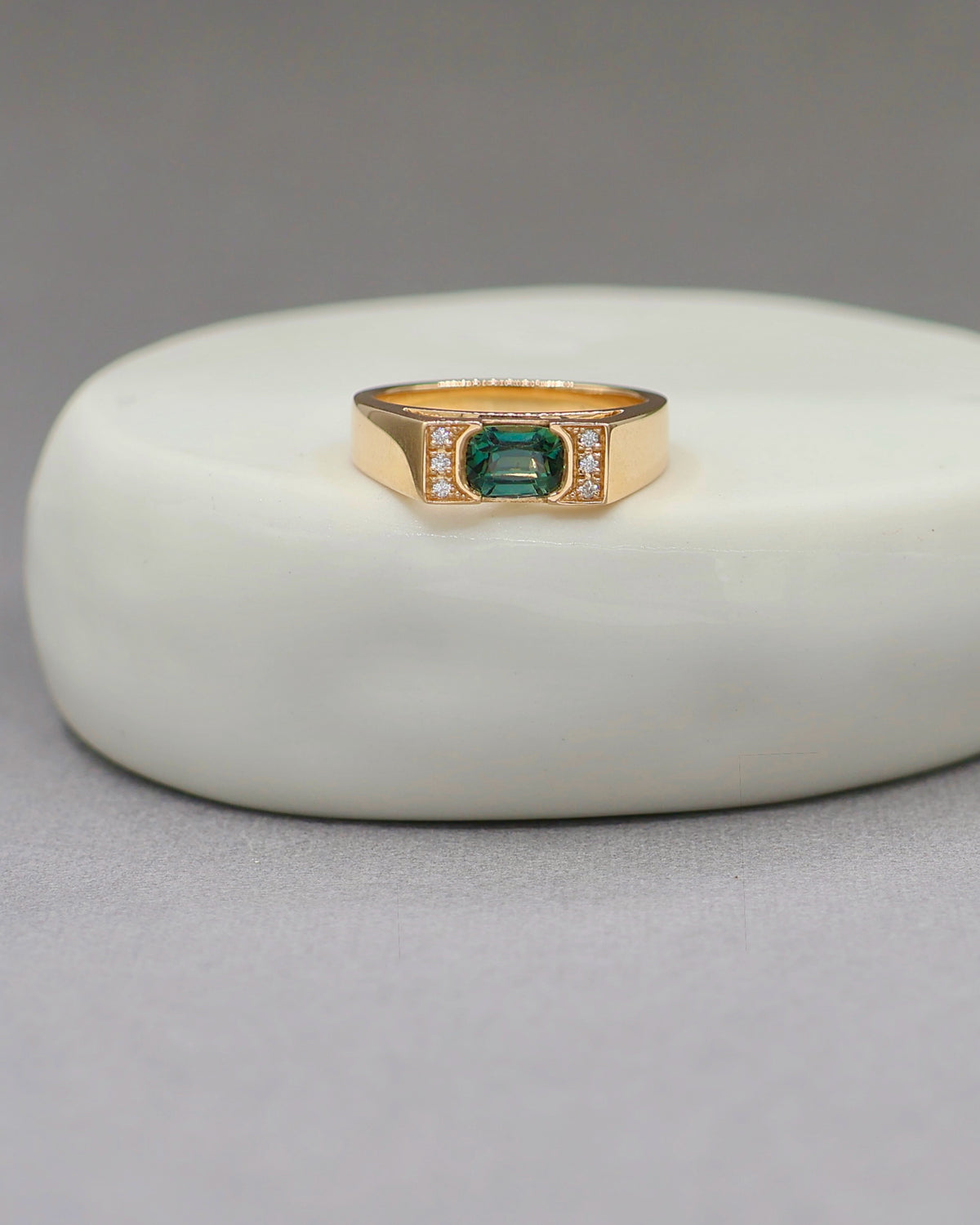 Bague jonc saphir teal et diamants or jaune 18K