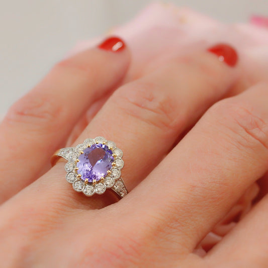 bague marguerite avec une tanzanite taille ovale entourée de diamants- sertissage en finition perlée-monture en or jaune et platine