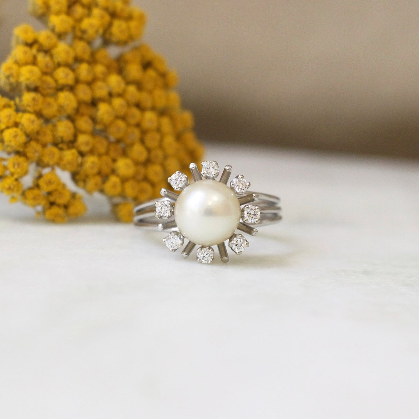 bague marguerite perle de culture entourage diamants sur une monture en or blanc 18K-corps de bague 3 fils