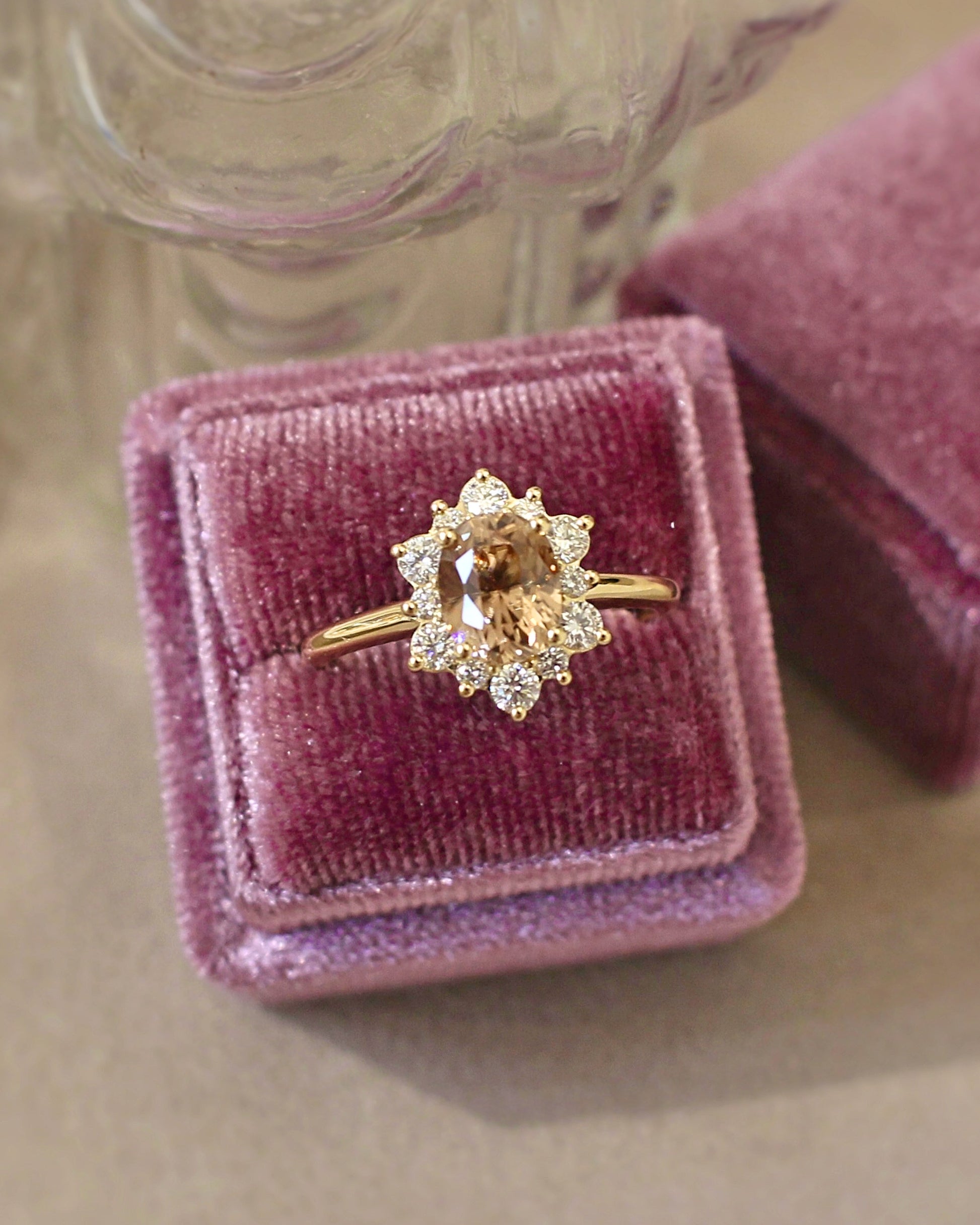 Bague marguerite zircon brun entourage diamants