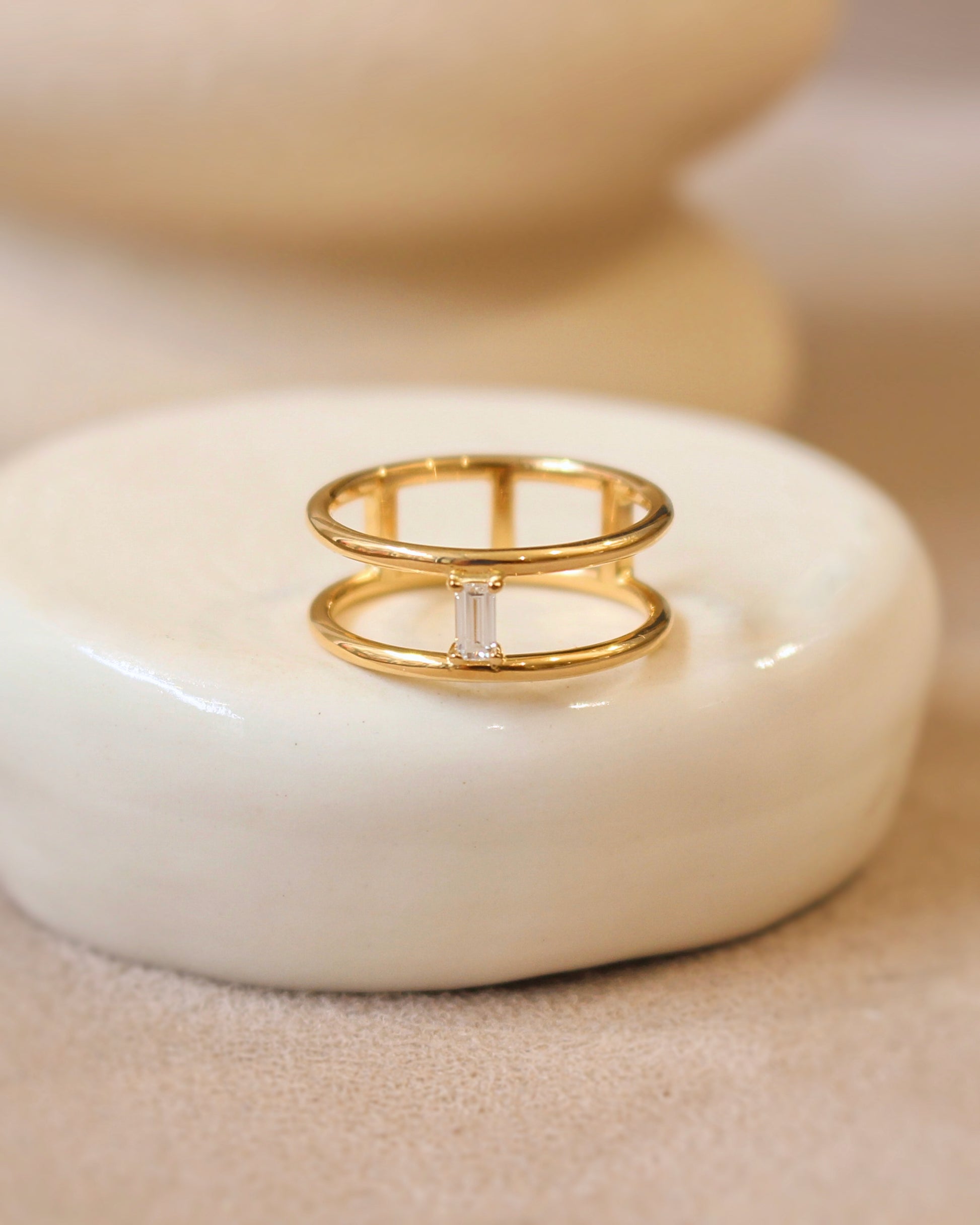 bague diamant baguette entre deux anneaux en or jaune - bague moderne pour femme