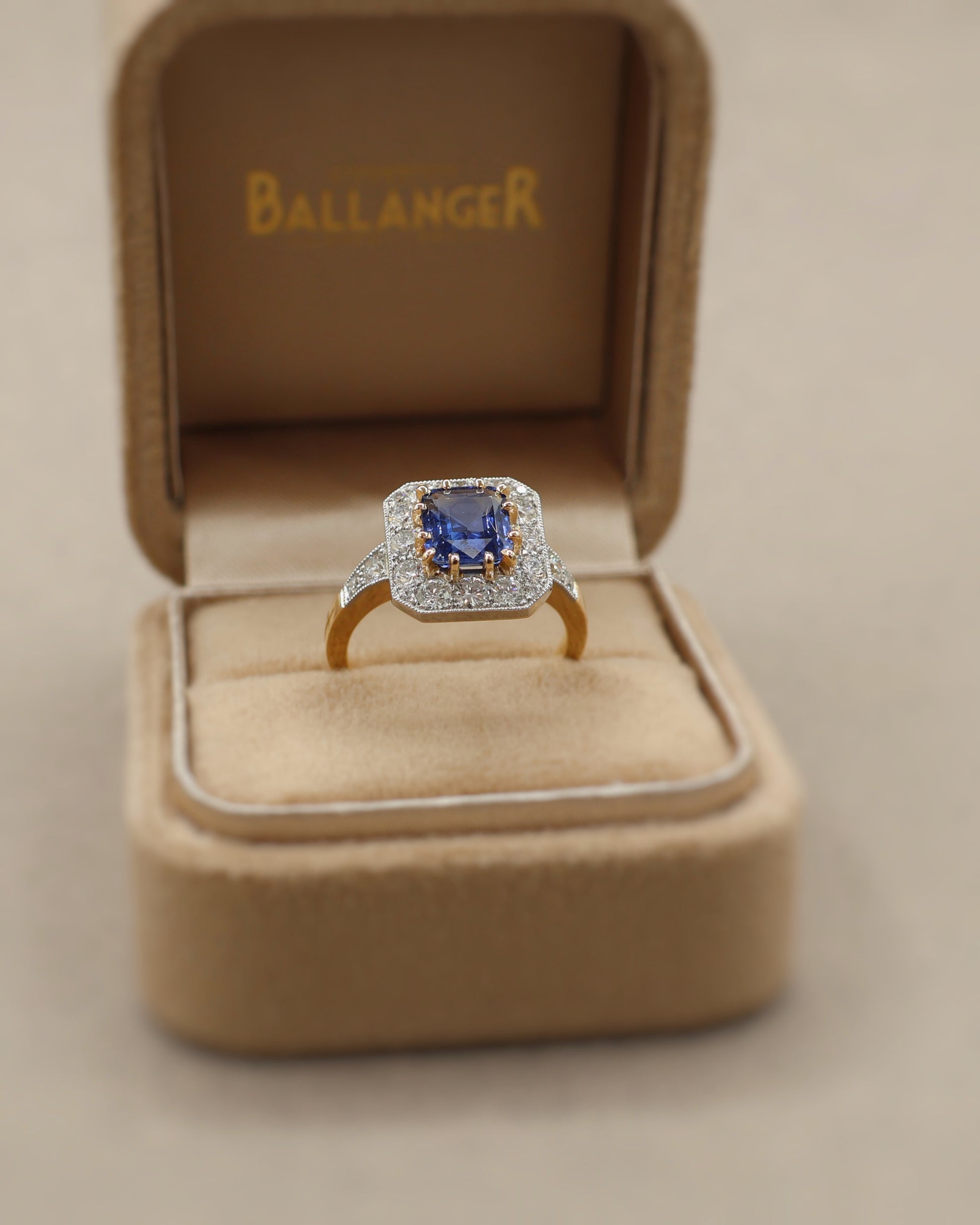 Bague moderne saphir bleu et diamants 