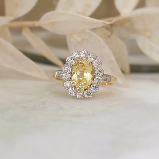 Bague pompadour saphir jaune entourage diamants sur une monture en or jaune 18k