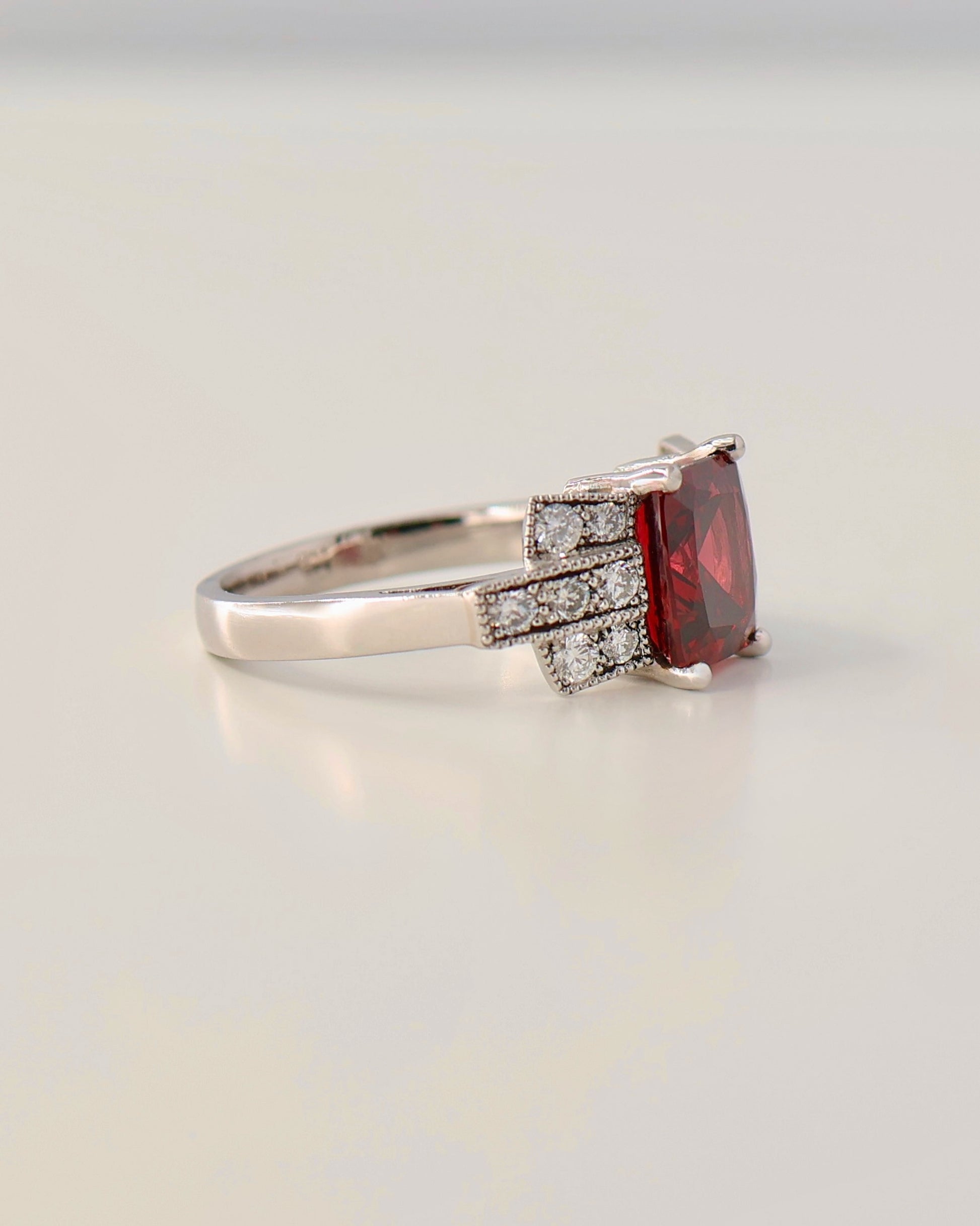 Bague rhodolite taille coussin diamants sur platine