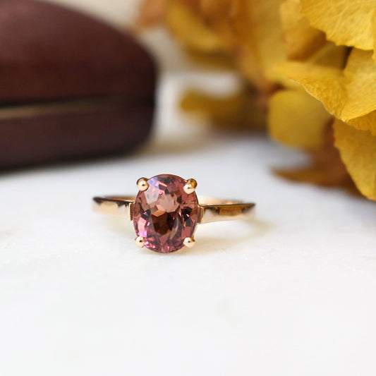 Bague en or rose 750 ornée d'une tourmaline taille ovale dans les de rose framboisé