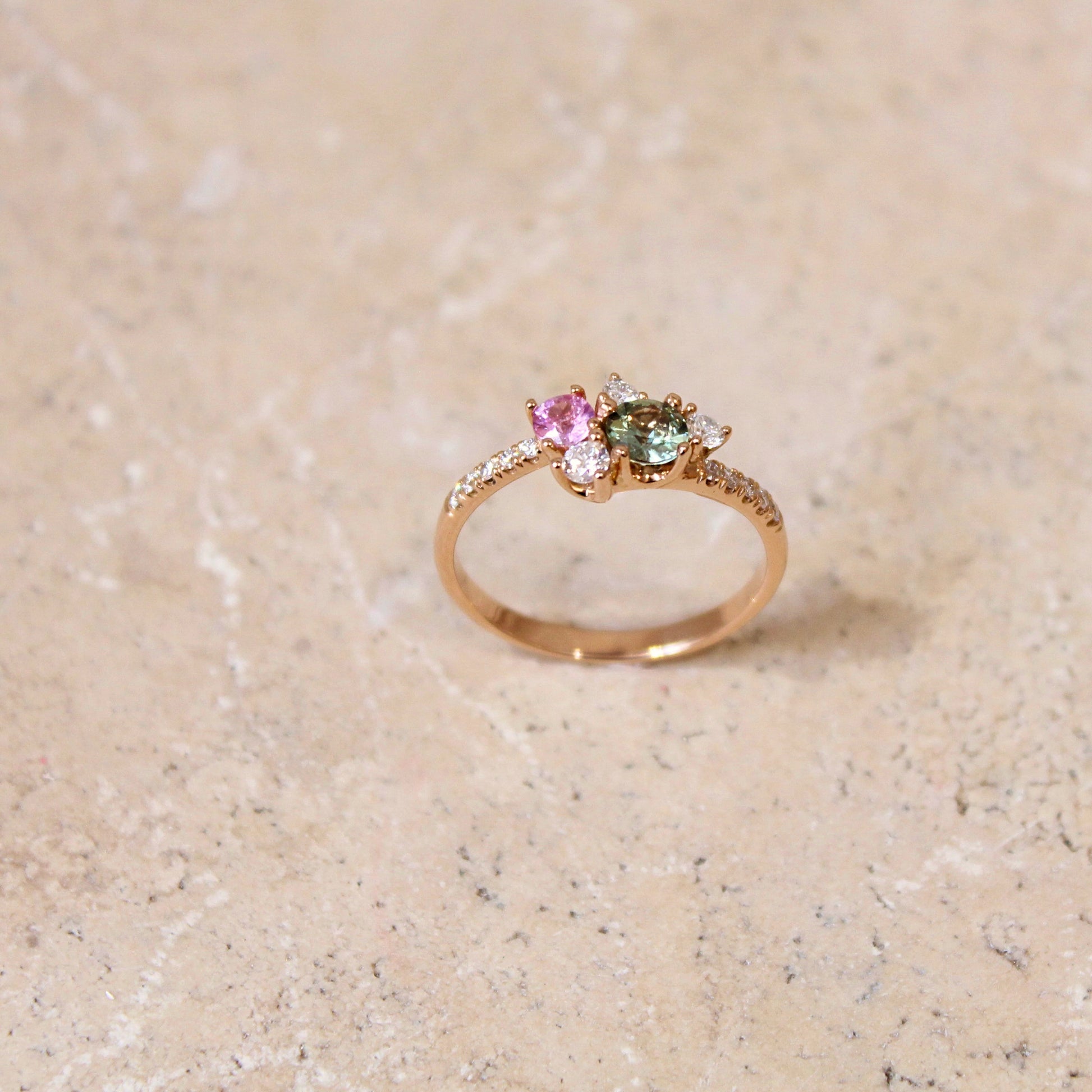 bague romantique avec un saphir vert et un saphir rose réhaussé par des diamants- bijou parfait pour demande en mariage