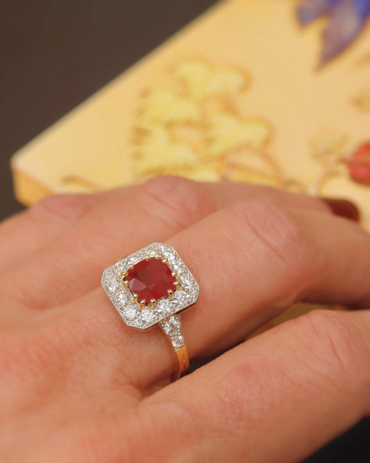 Bague rubis diamants entourage à pans coupés