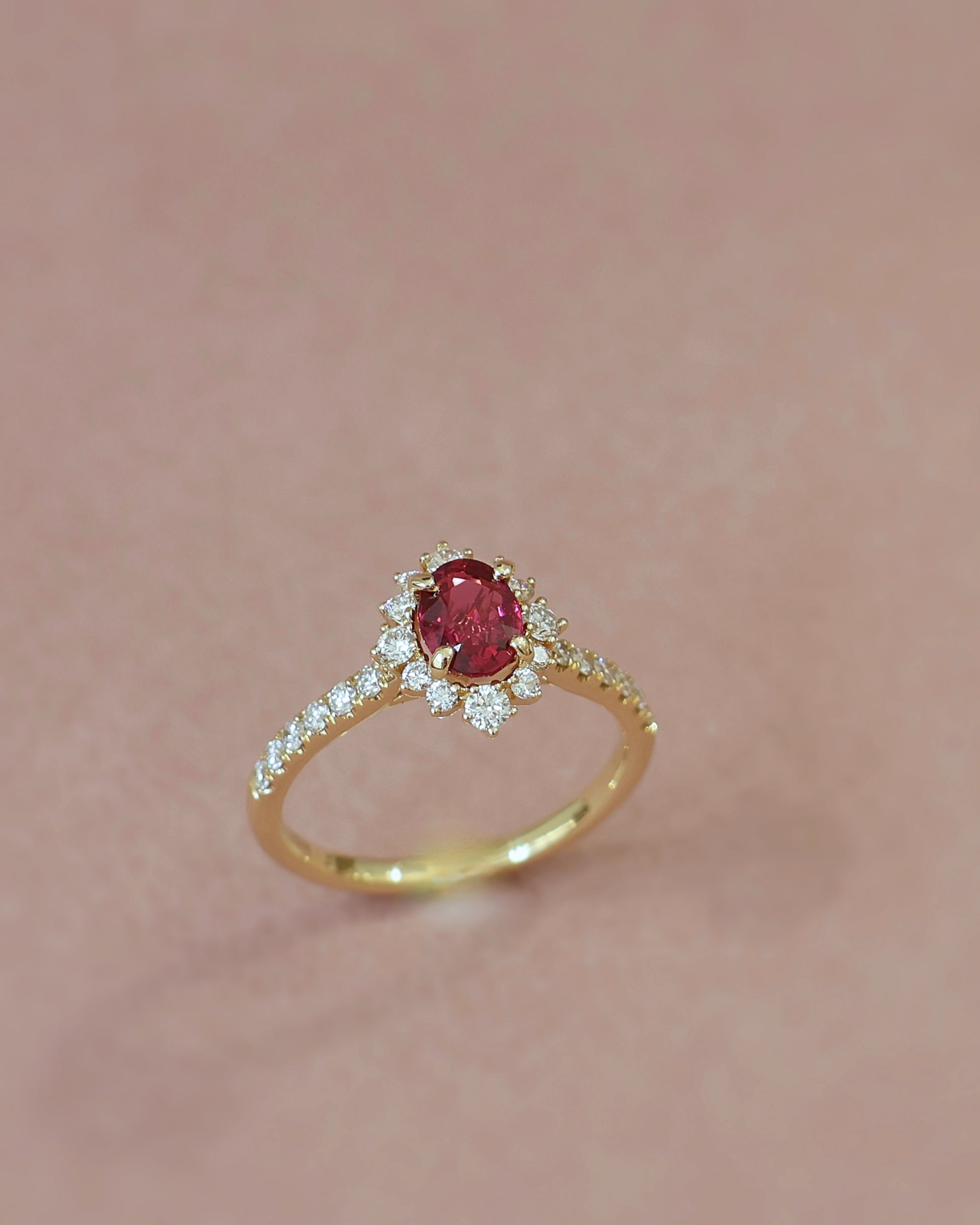 vue de profil bague de fiançailles rubis ovale et diamants sur une monture en or jaune 18K
