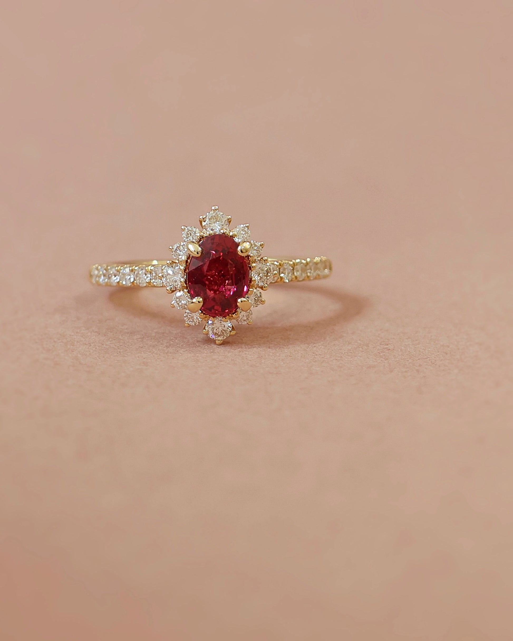 Bague  de demande en mariage ornée d'un rubis avec un entourage de diamants . or jaune 18k