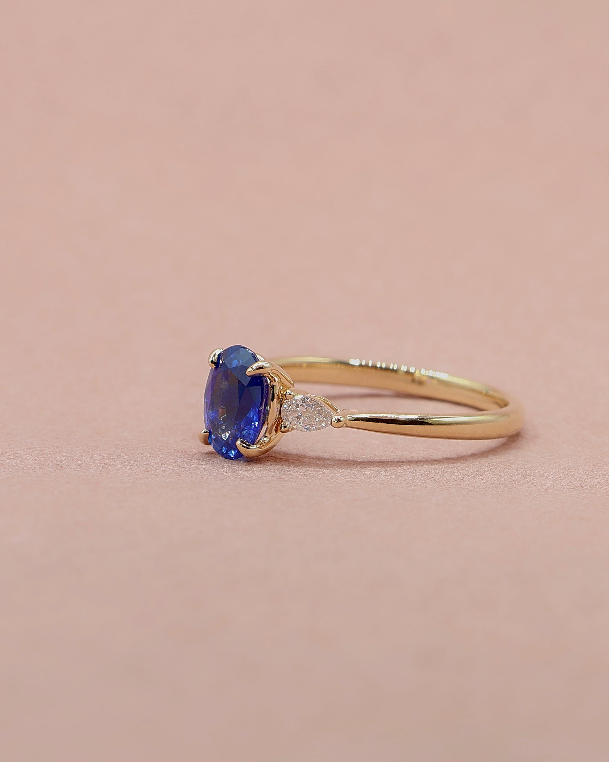 Bague saphir bleu diamants taille poire or jaune 18K