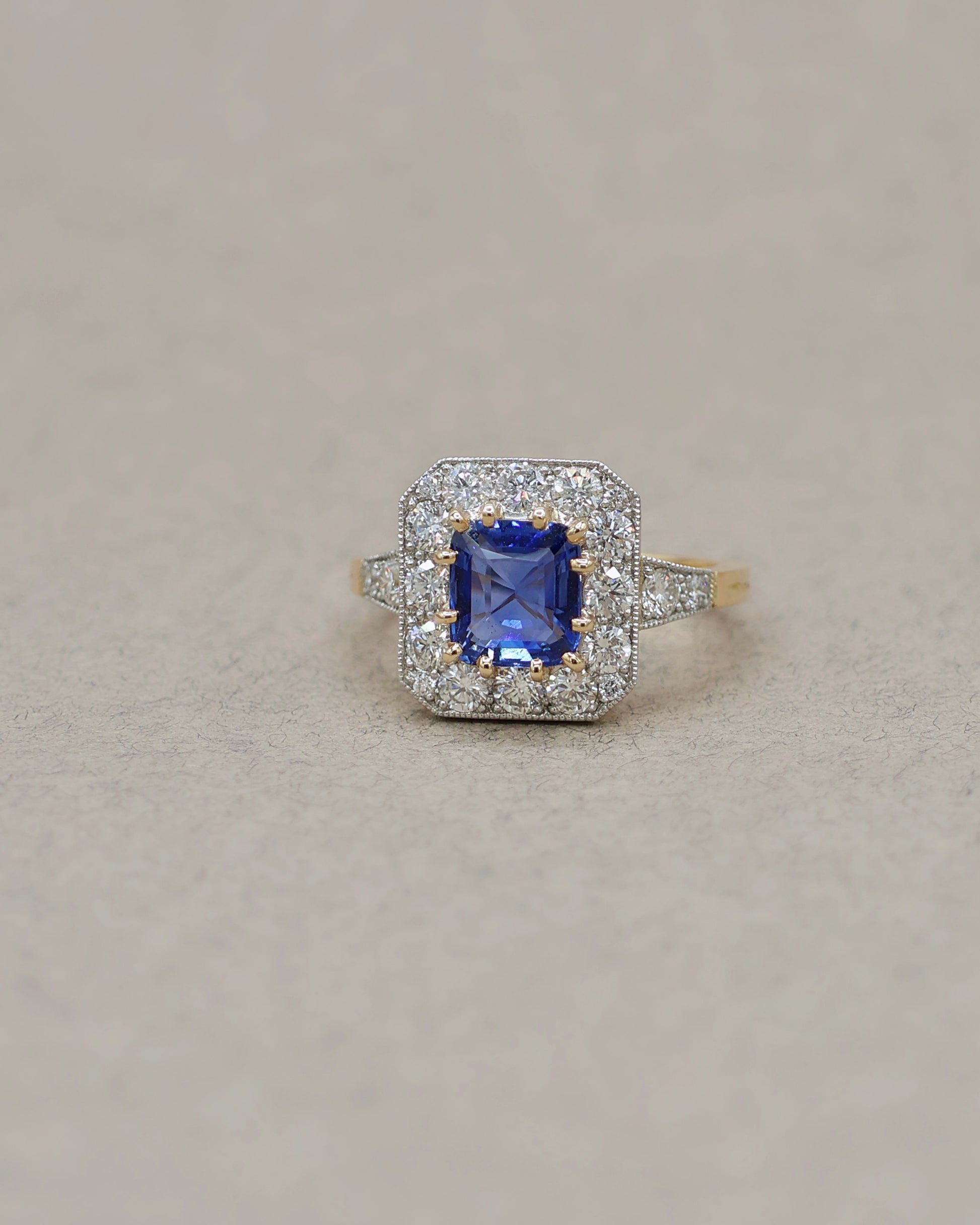bague saphir bleu entourage diamants or 18K