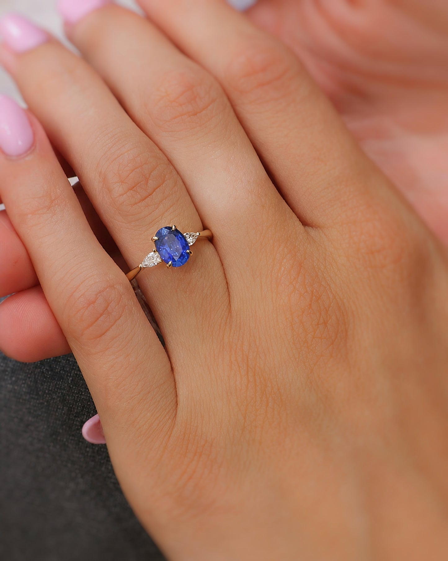 Bague saphir bleu et diamants or jaune 18K