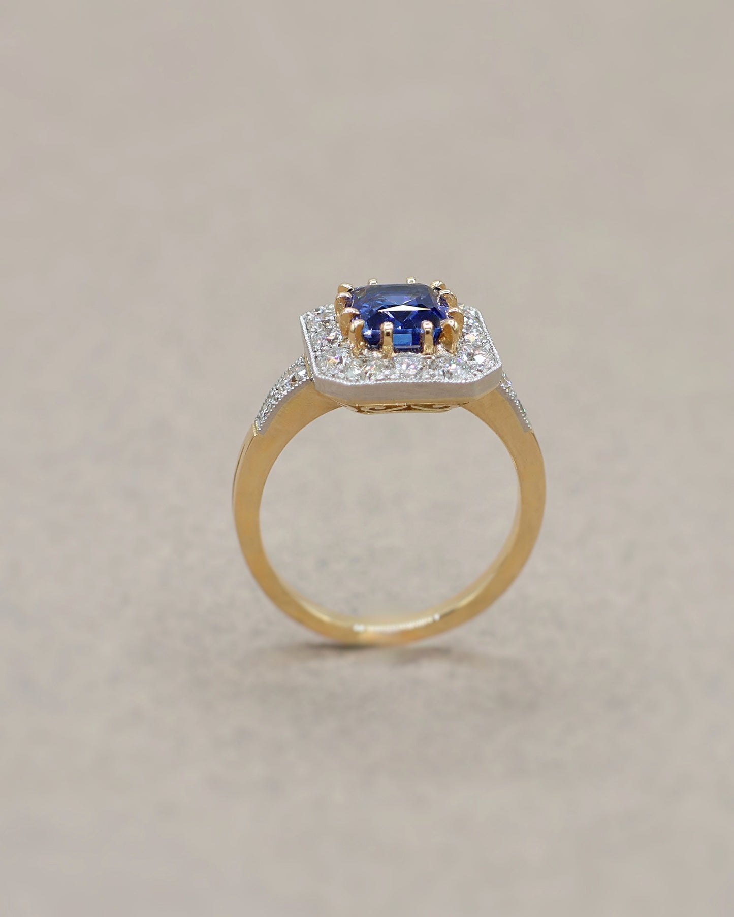 Bague saphir bleu halo diamants or jaune 18K et platine 