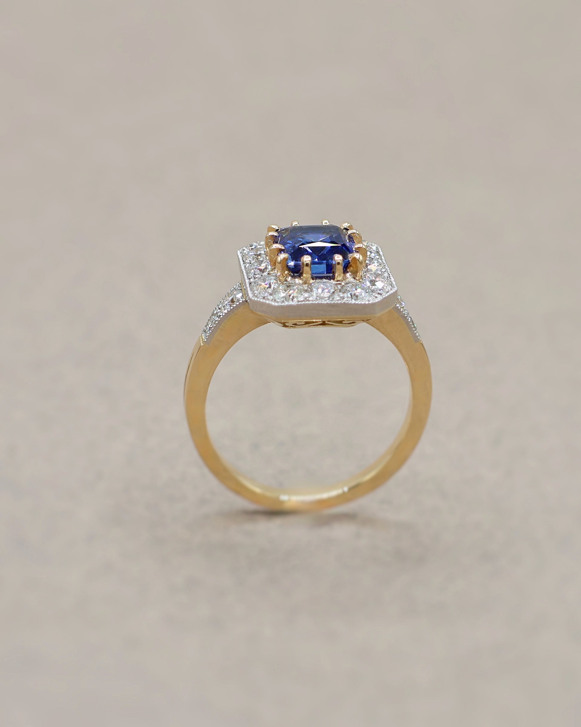 Bague saphir bleu halo diamants or jaune 18K et platine 