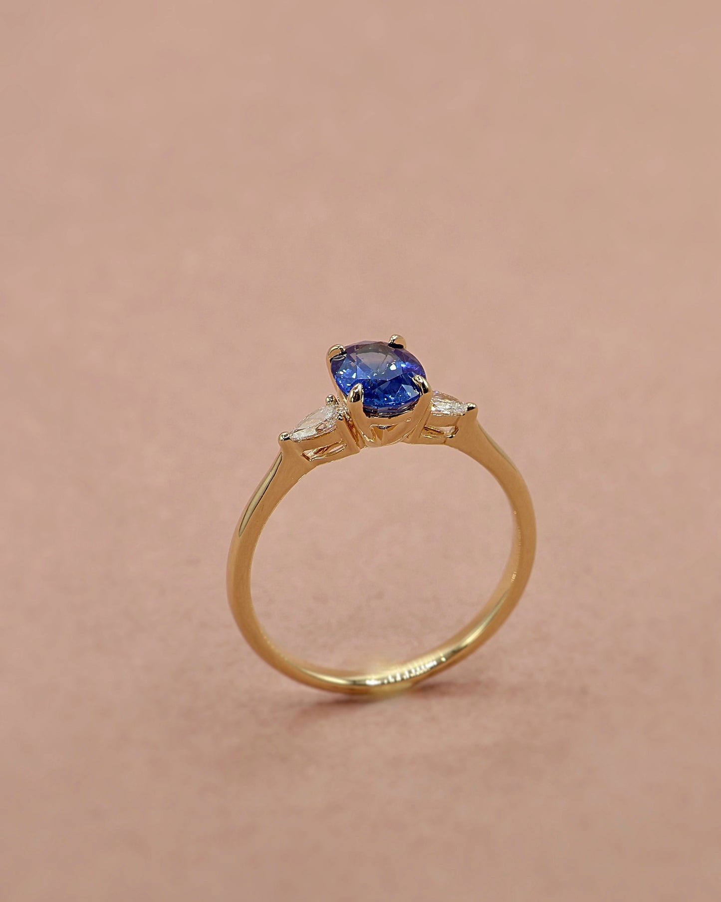 Bague saphir bleu taille ovale diamants or 18K