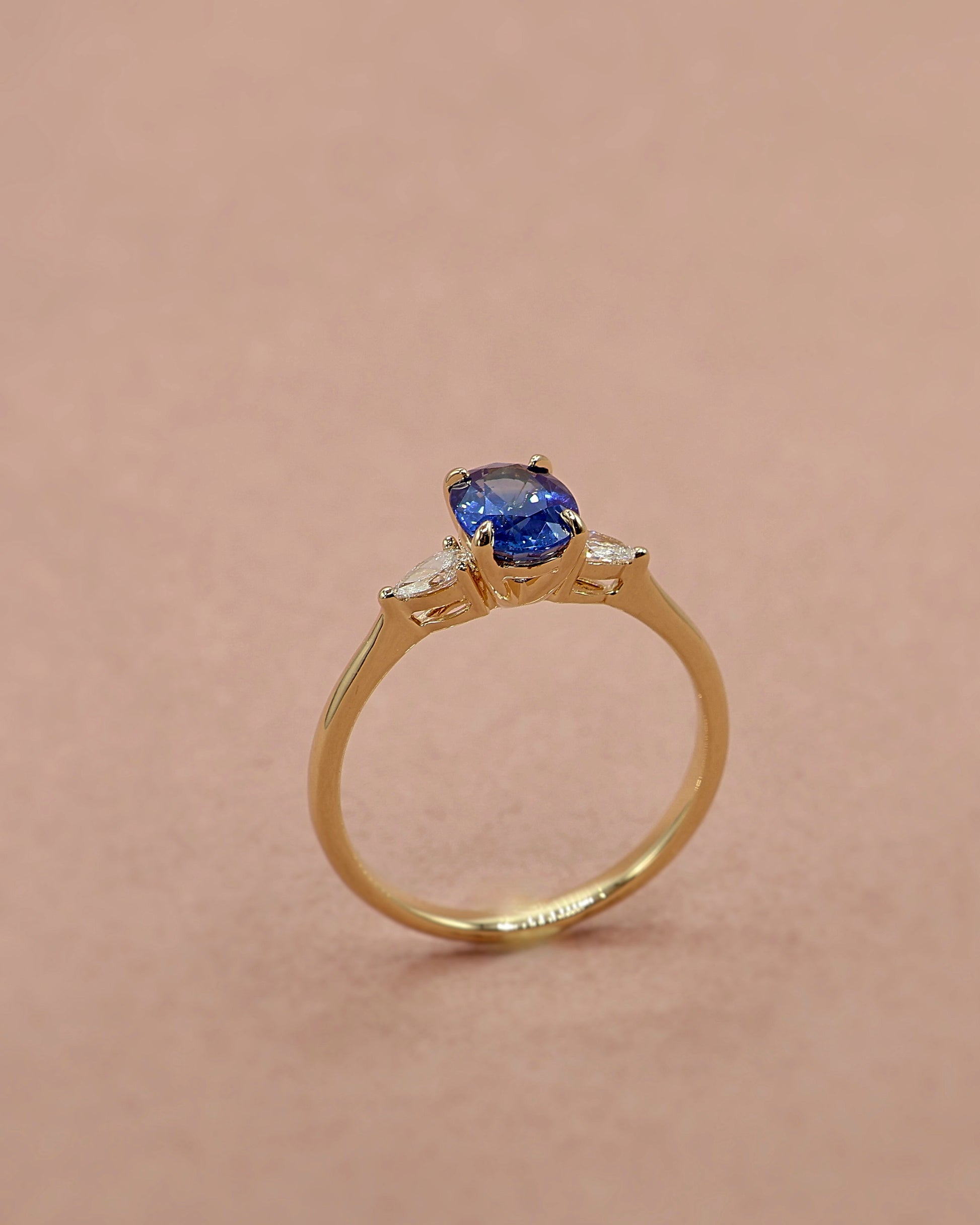 Bague saphir bleu taille ovale diamants or 18K
