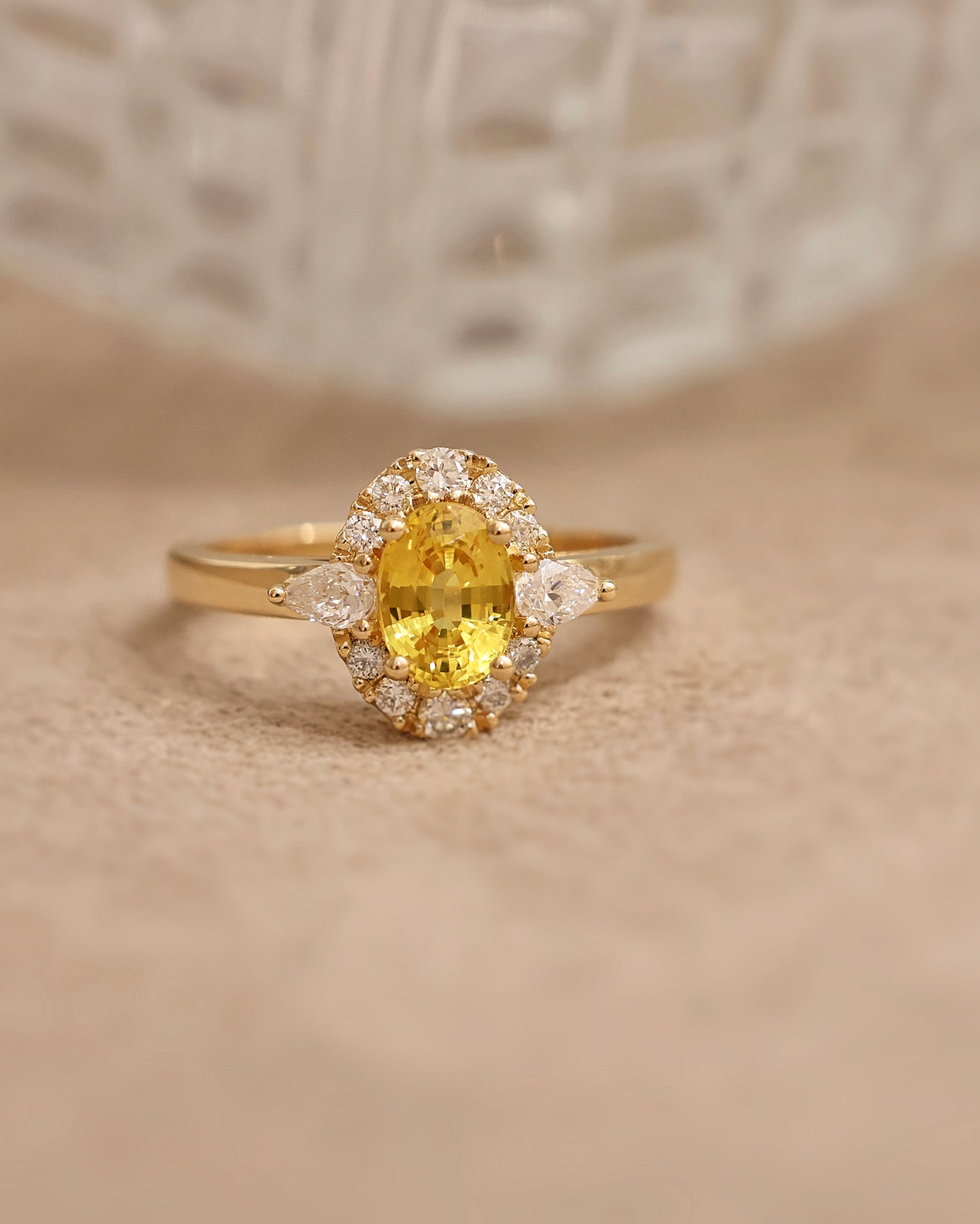 Bague saphir jaune diamants or jaune 18K