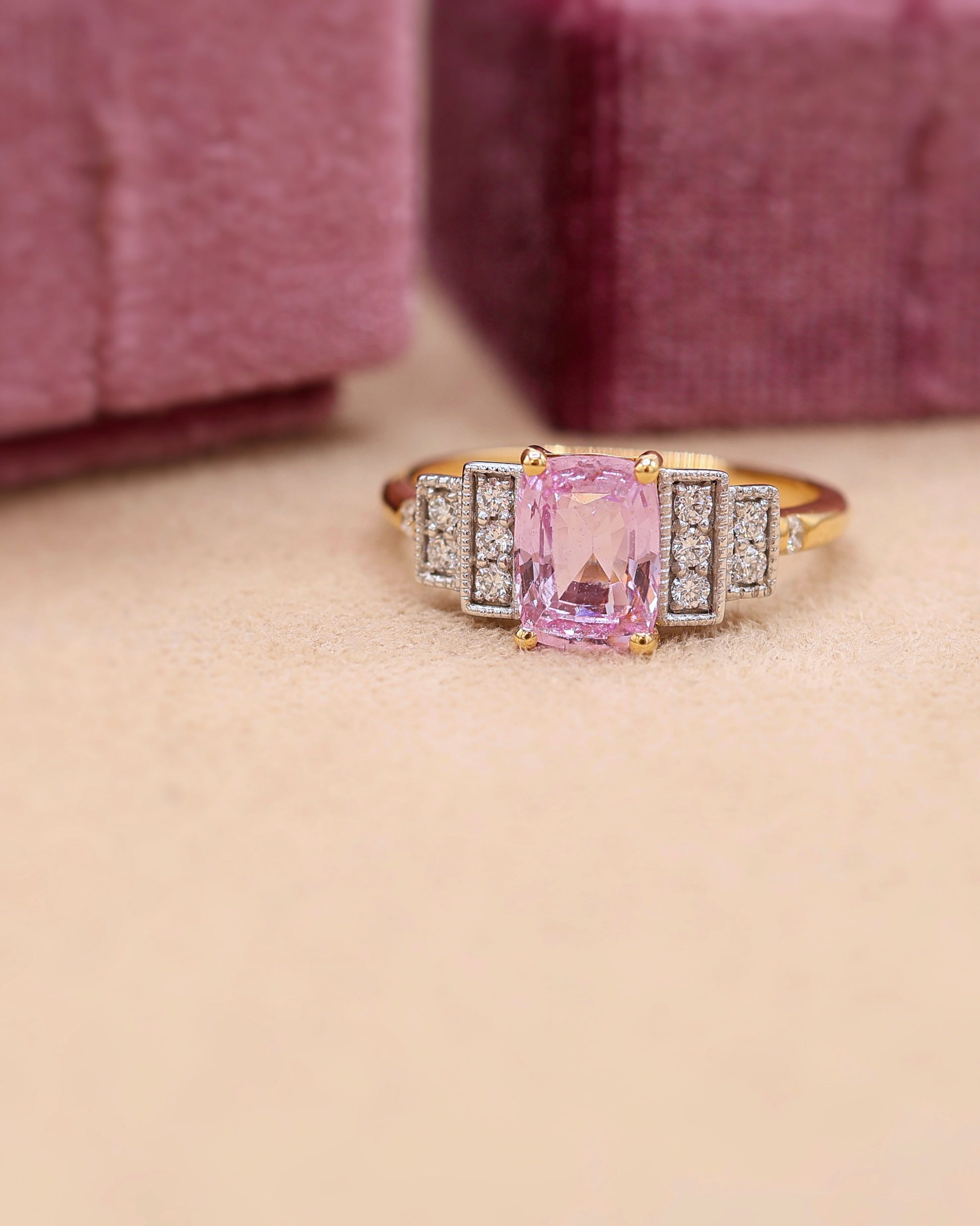 Bague saphir rose lignes diamants en escalier
