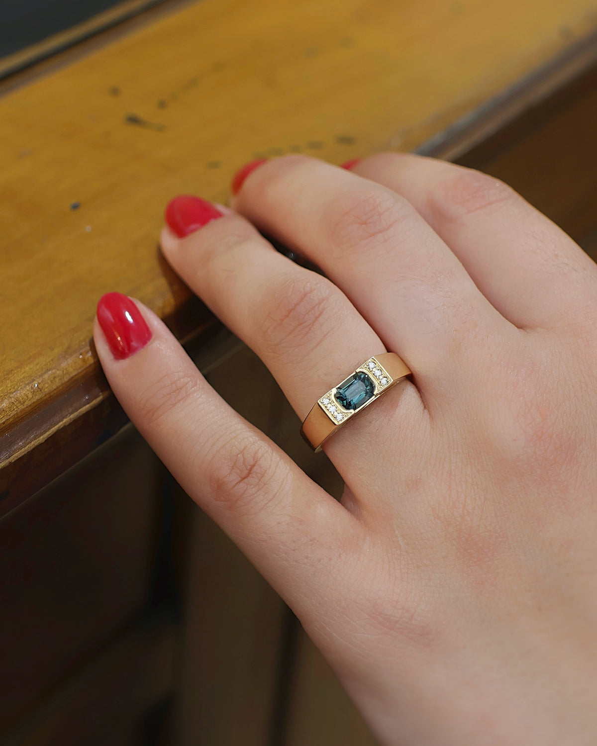 Bague saphir teal et diamants or jaune 18K
