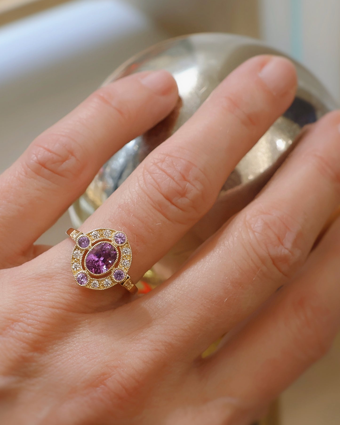 Bague saphir violet entourage diamants or jaune
