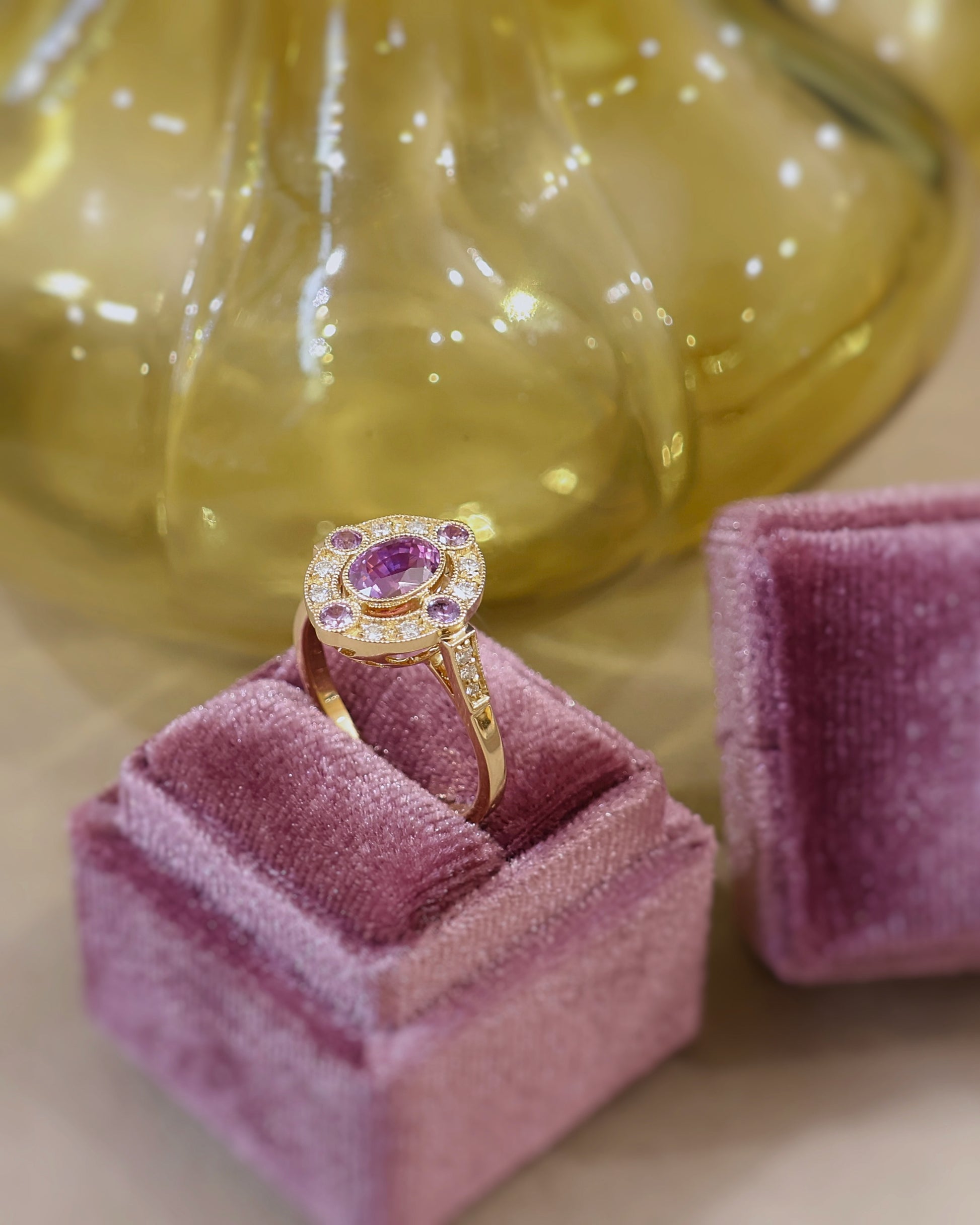 Bague saphir violet halo diamants et saphirs or 18K