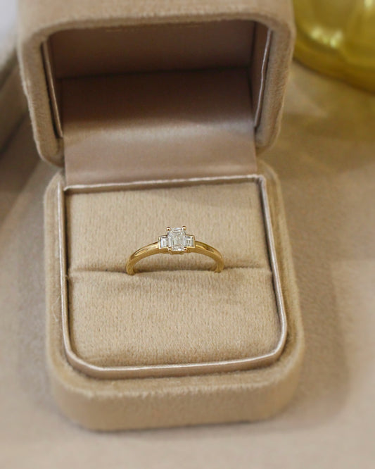 Bague solitaire diamants baguettes or jaune 18K