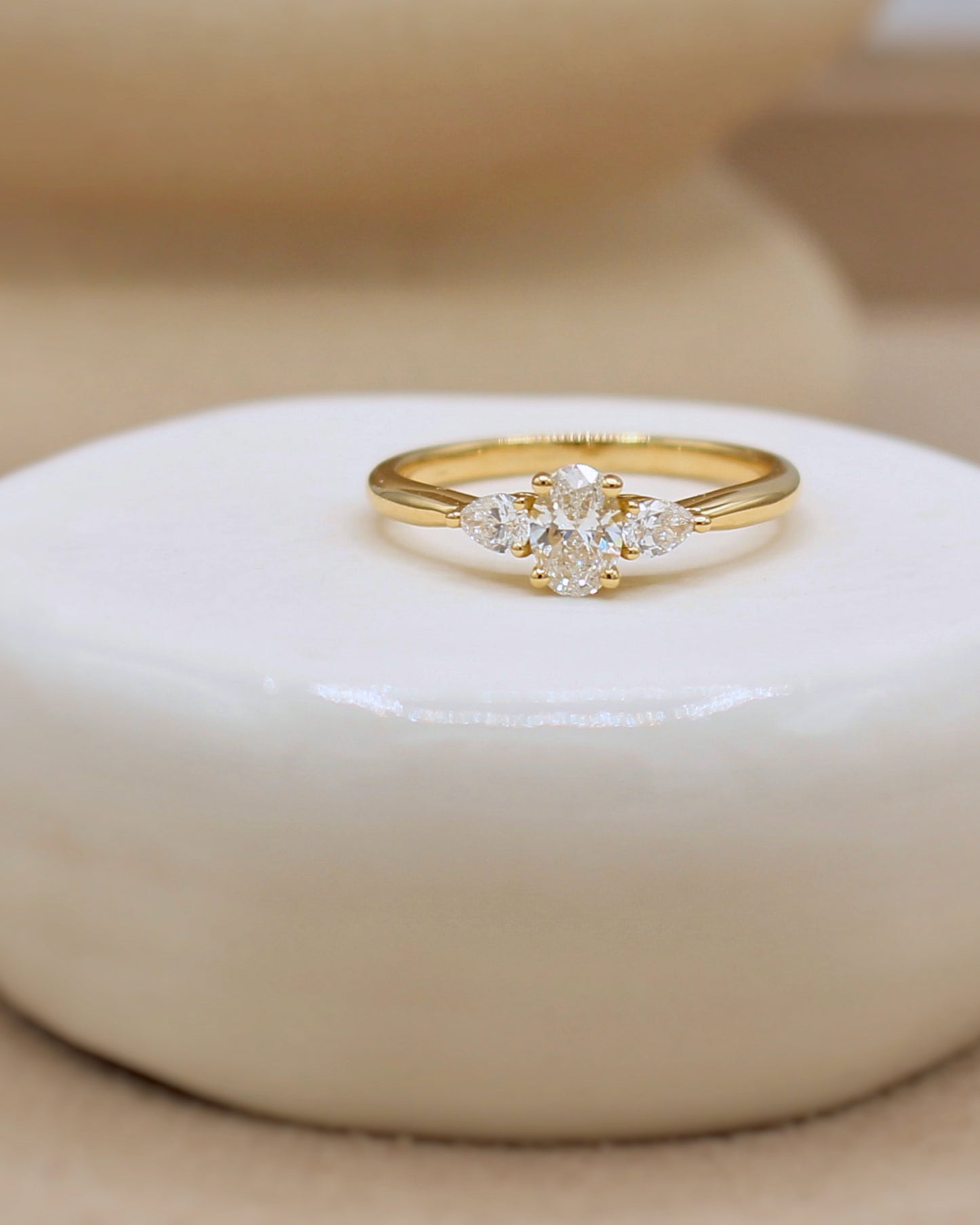 Bague solitaire diamants ovale et poire or jaune 18K