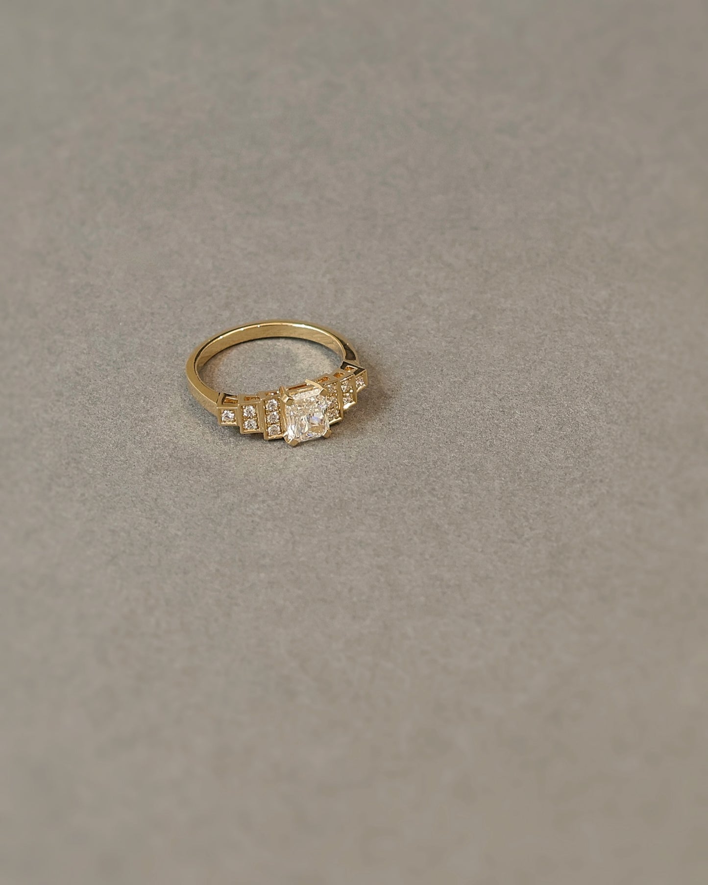 Bague solitaire diamant taille radiant or jaune 18K