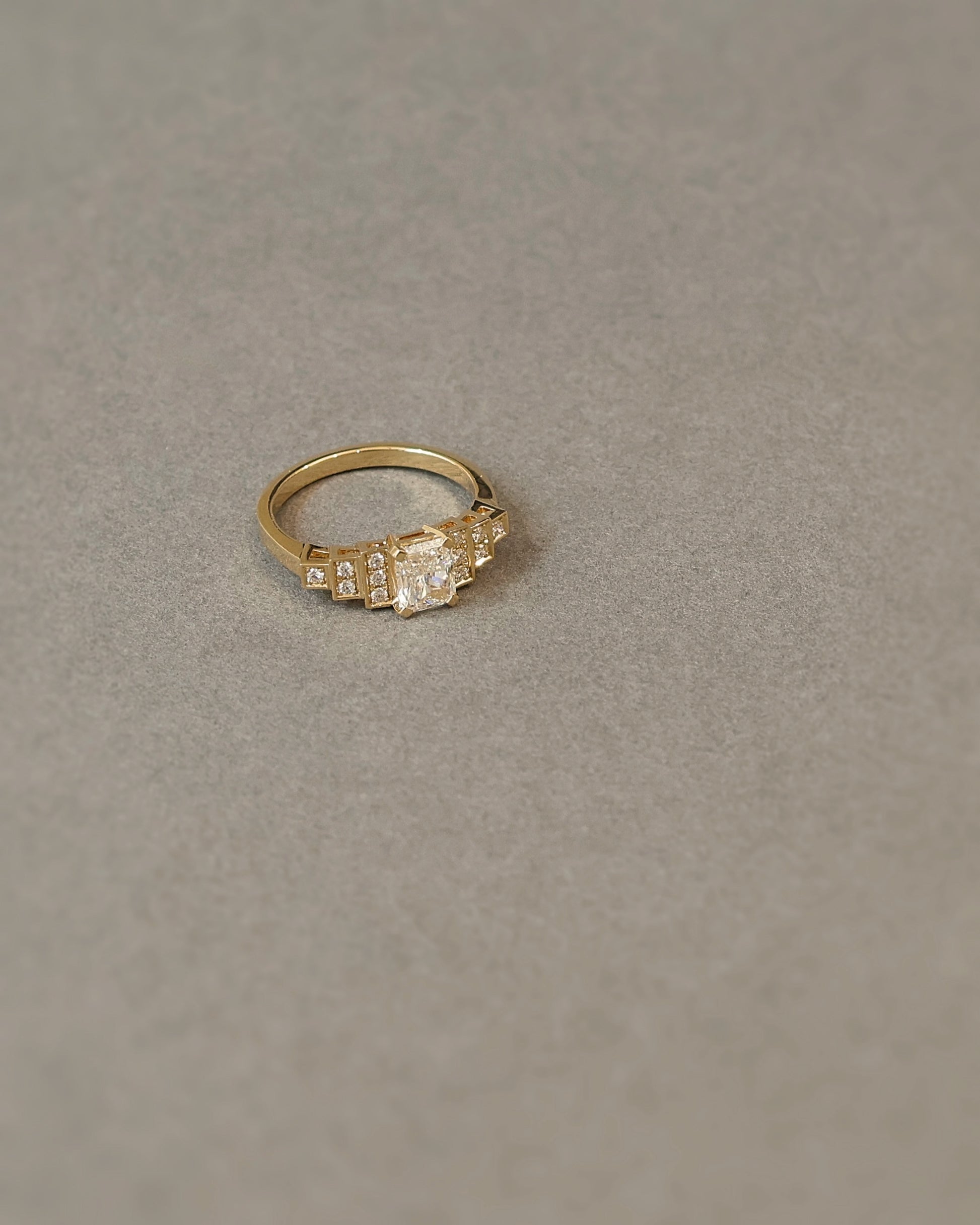 Bague solitaire diamant taille radiant or jaune 18K