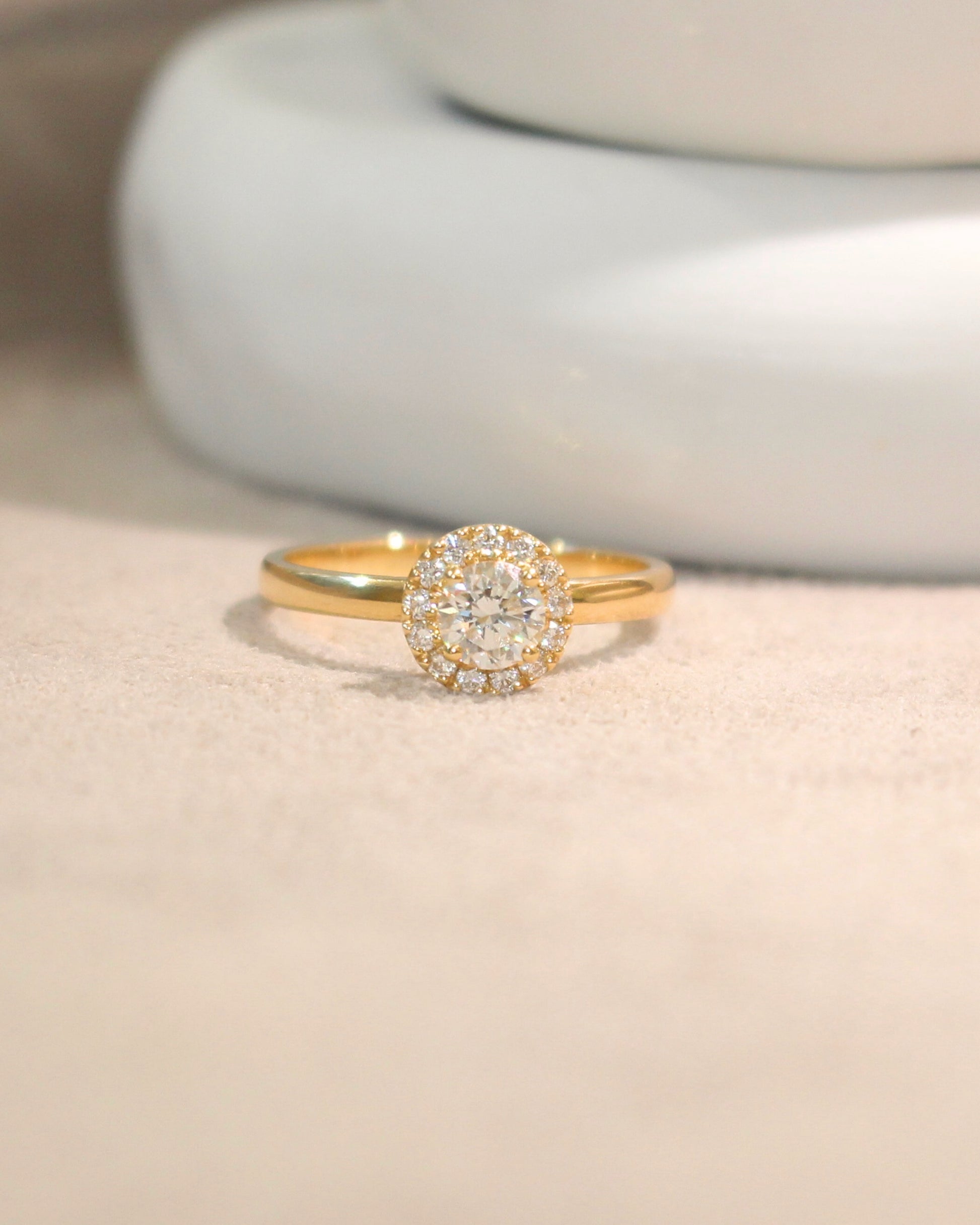 bague solitaire diamant entourage halo de diamants-monture en or jaune 18k