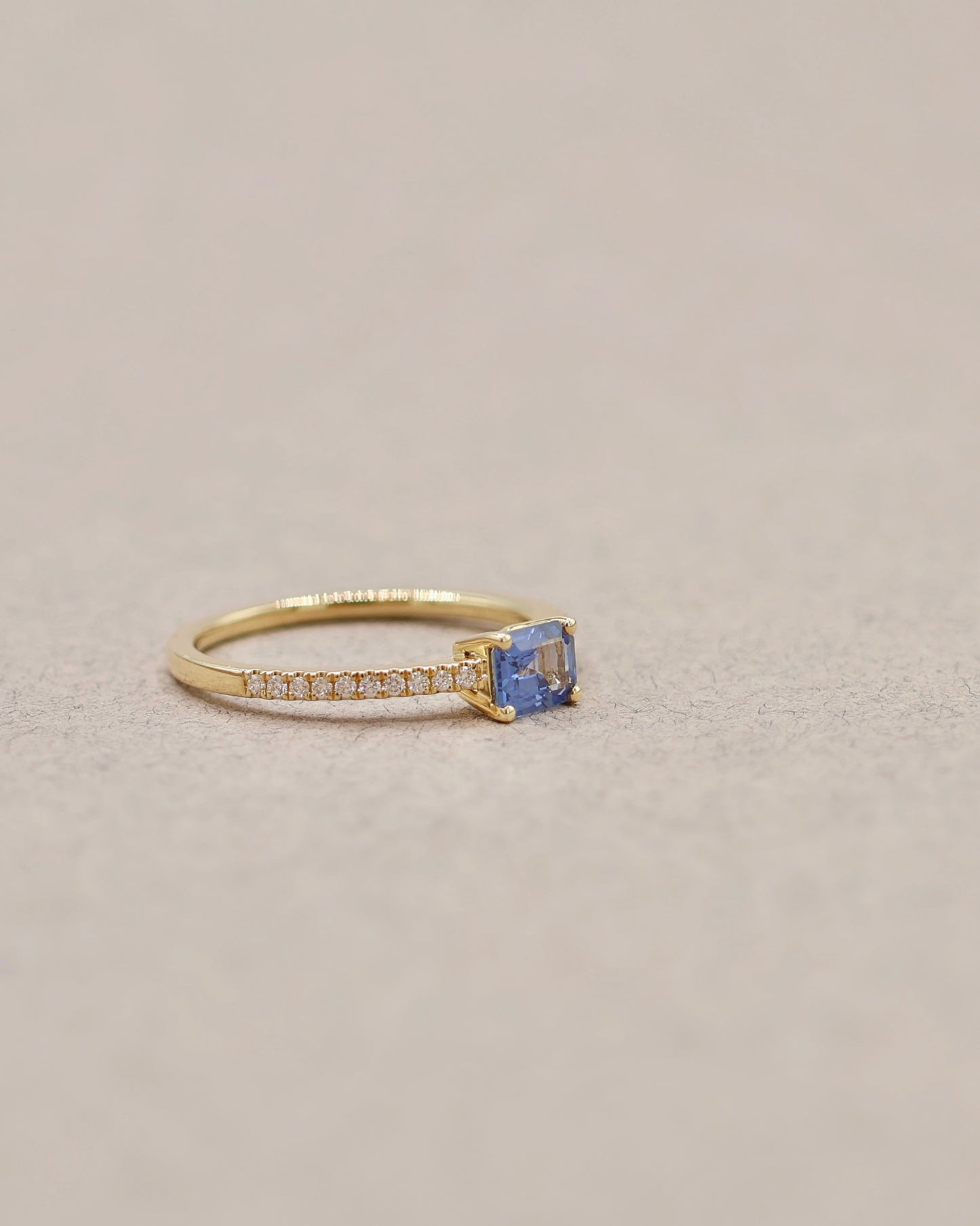 Bague solitaire saphir bleu et diamants or jaune 